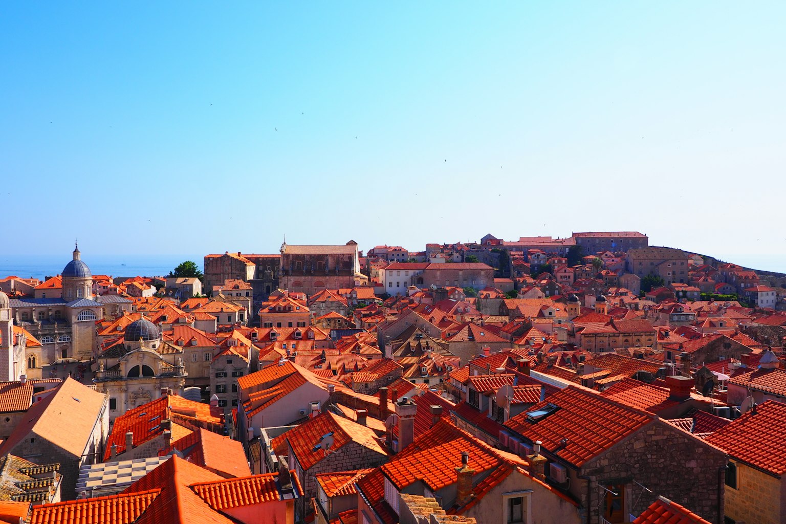 Vista bellissima di Dubrovnik con tetti rossi e cielo blu chiaro