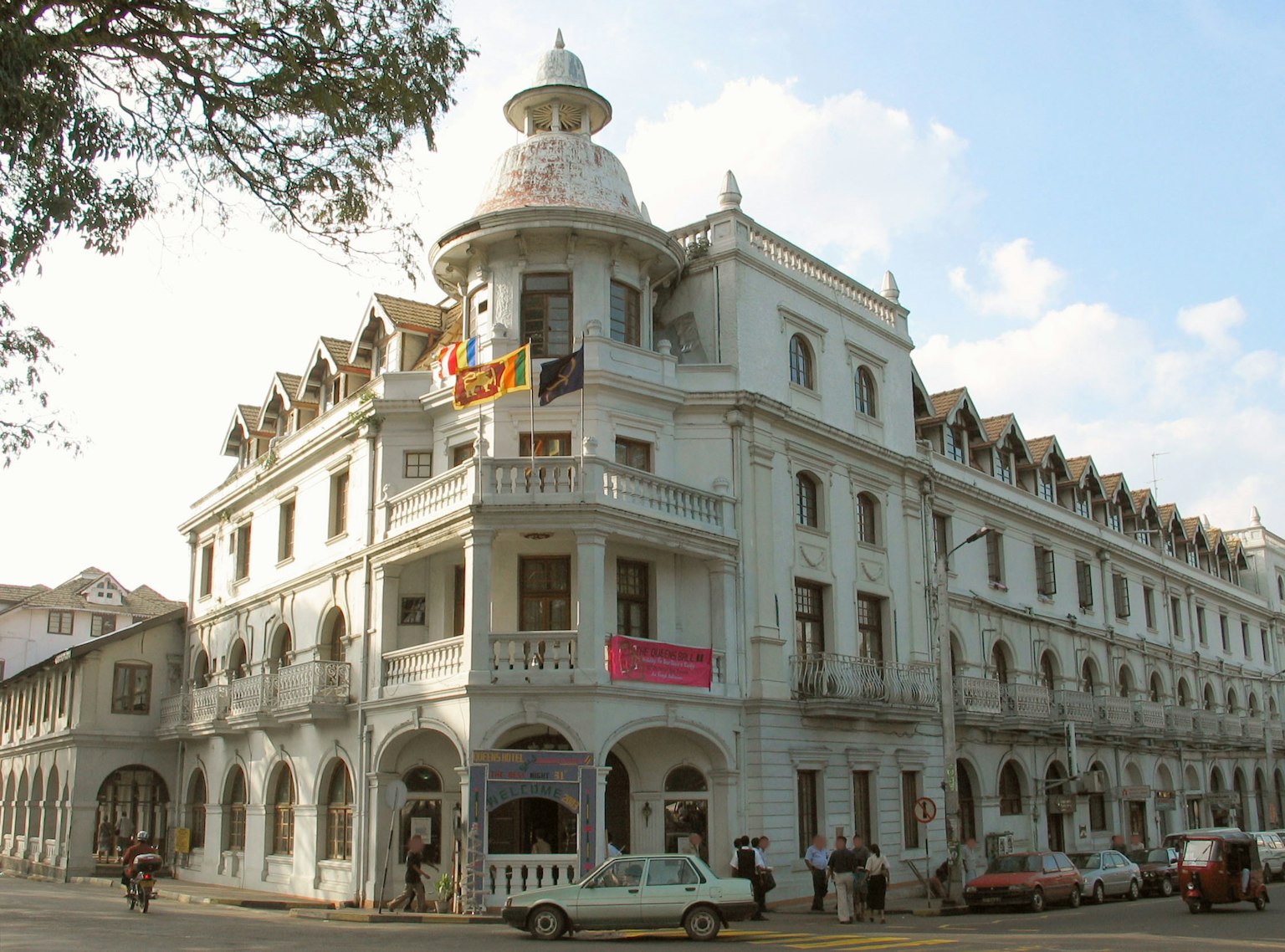 Façade d'un bâtiment historique avec de belles arches et balcons
