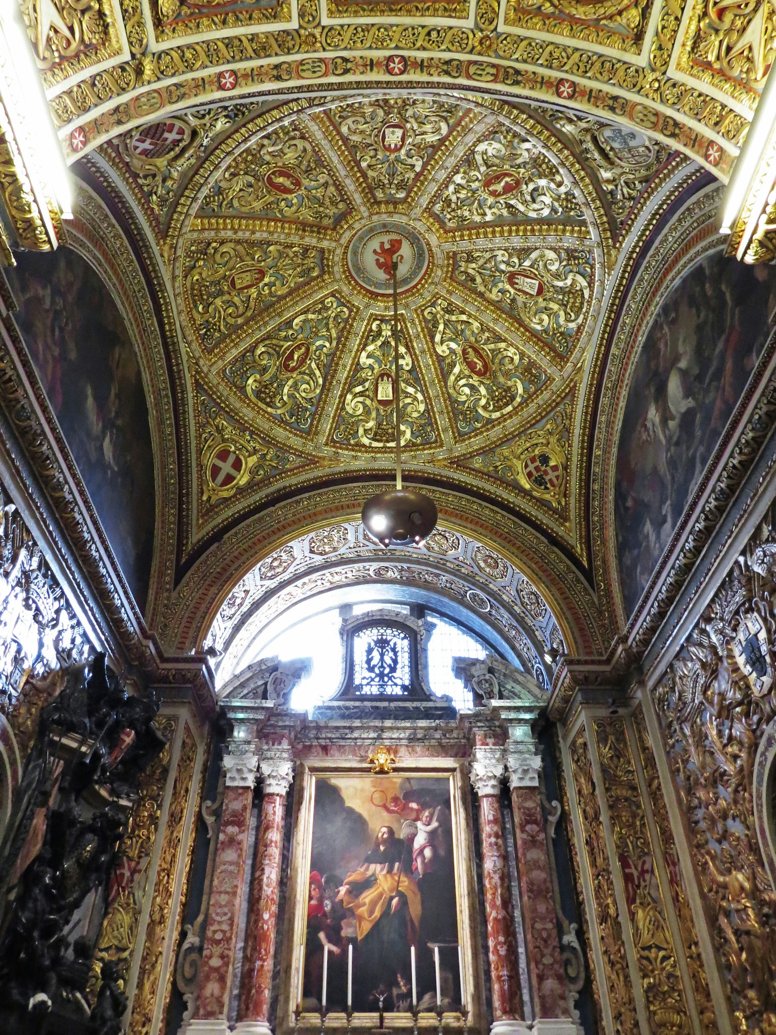 Tampilan interior gereja dengan langit-langit dan dinding yang dihiasi