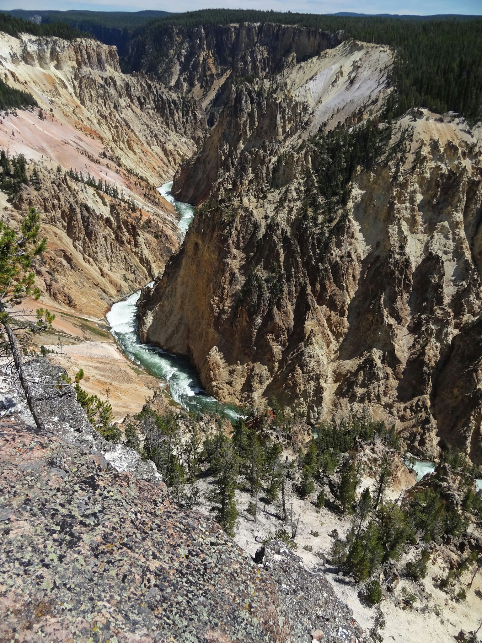 黄石大峡谷的美景，特色是陡峭的悬崖和河流