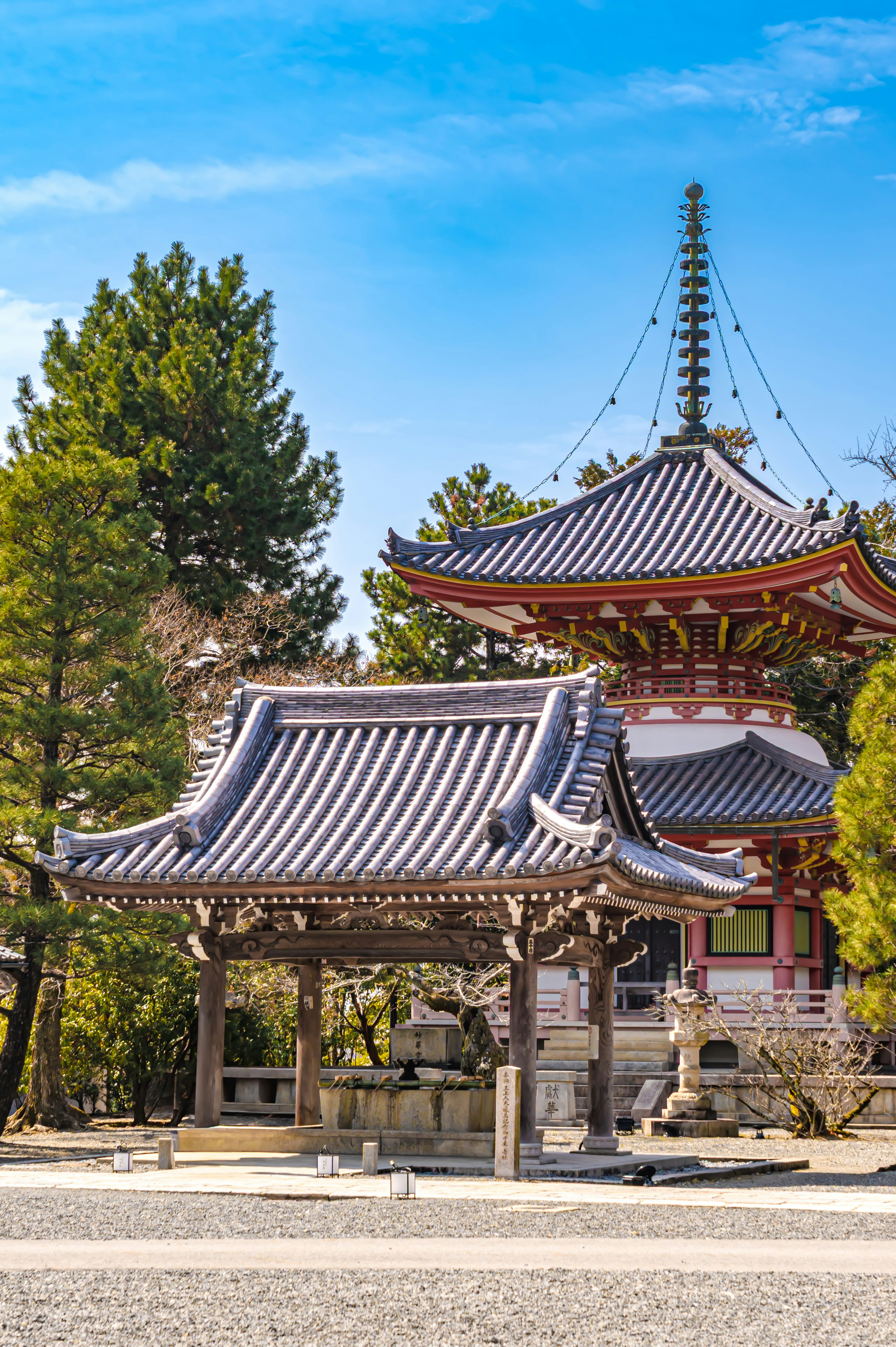 藍天下的寺廟屋頂與鐘樓