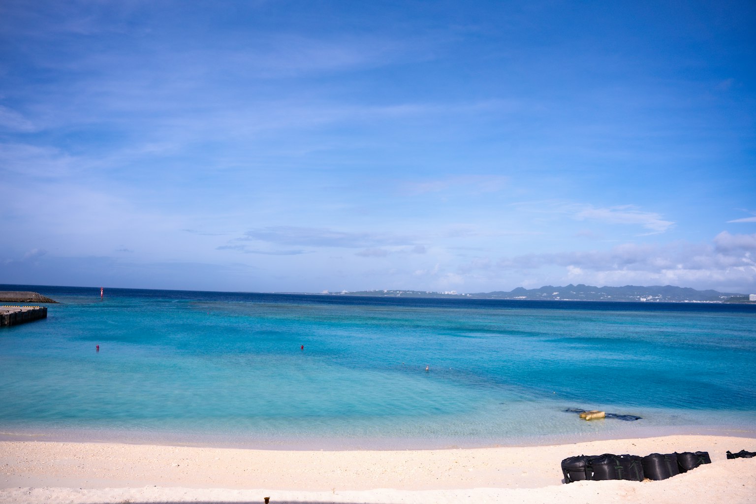 Pemandangan pantai yang indah dengan lautan biru dan pasir putih