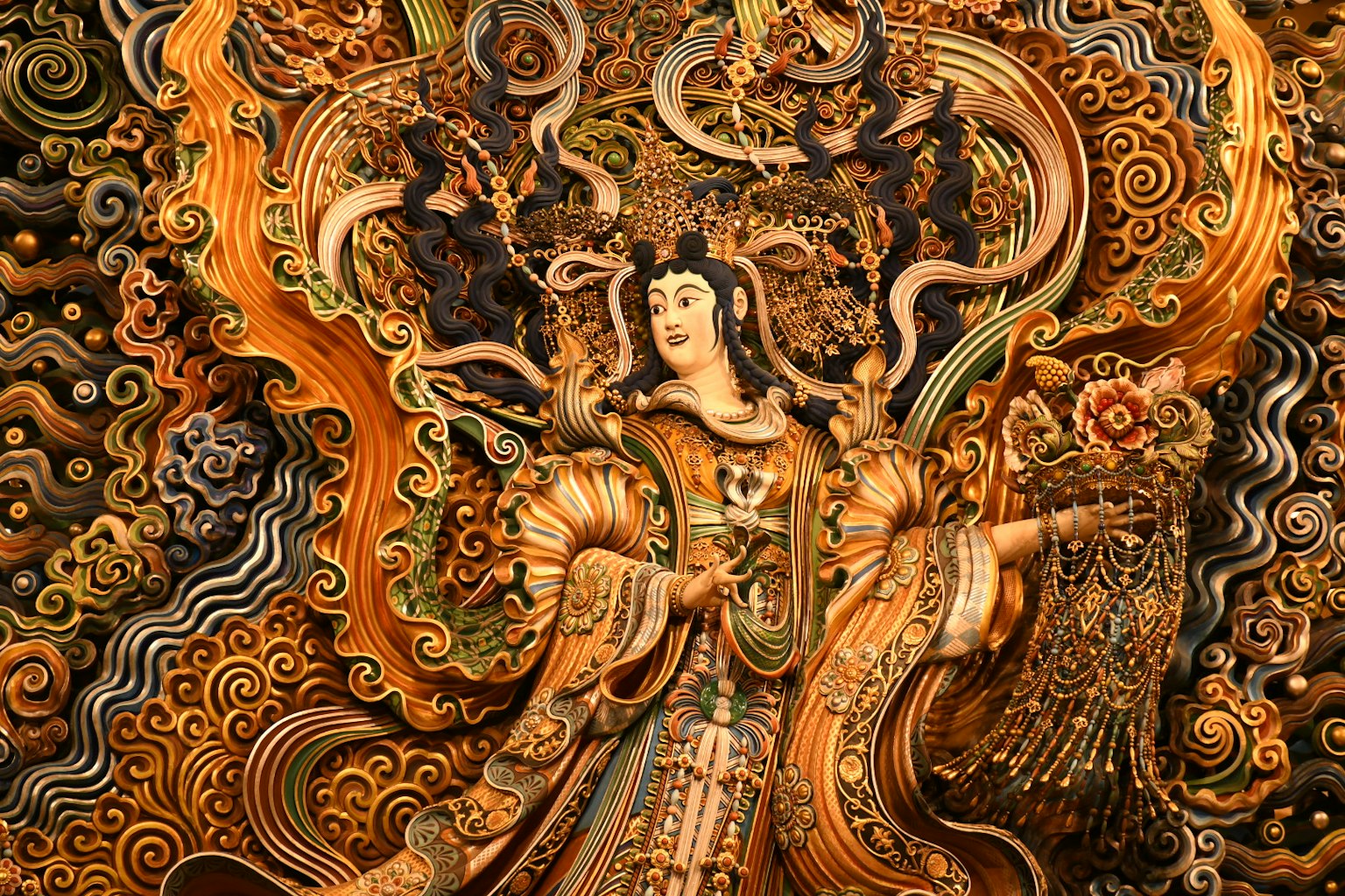 精緻雕刻的神像，特徵是金色和橙色的華麗細節