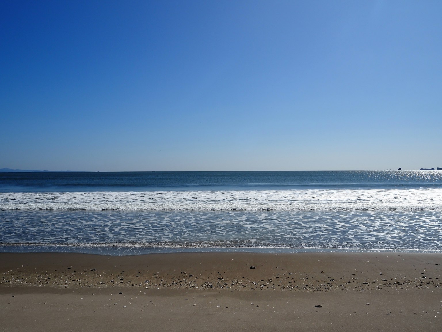 海灘景色，藍天和海浪