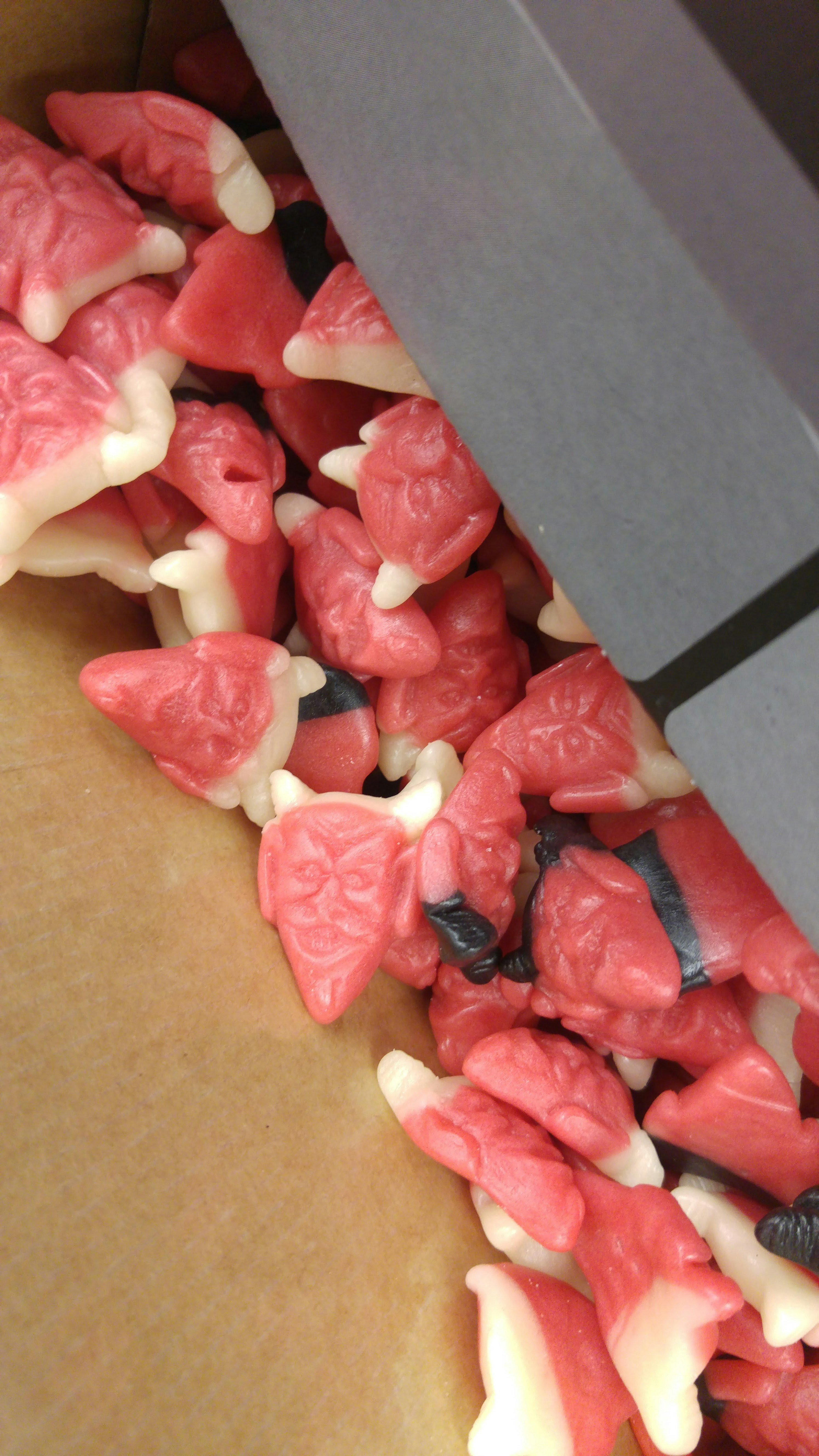 bonbons roses et blancs qui débordent d’une boîte