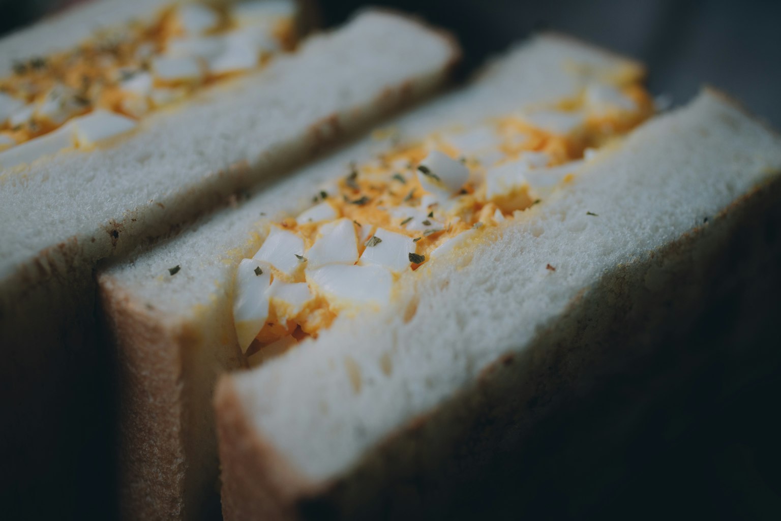 Primo piano di un delizioso panino con uova che mostra il ripieno