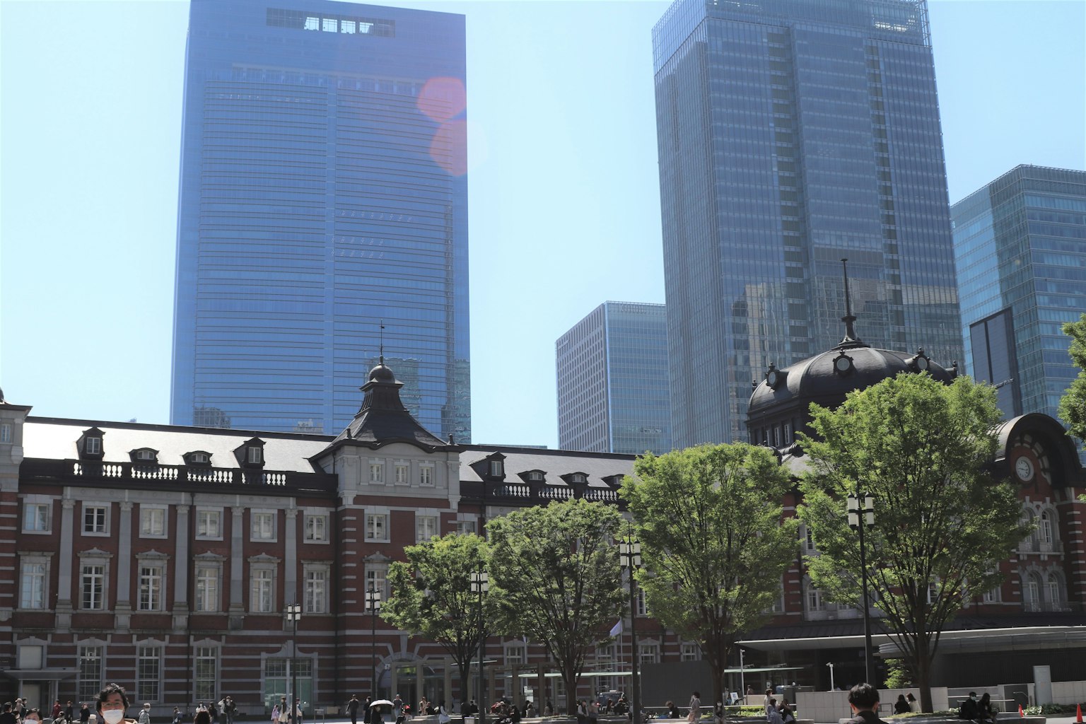 ทิวทัศน์ของอาคารประวัติศาสตร์สถานีโตเกียวเคียงข้างตึกระฟ้าสมัยใหม่