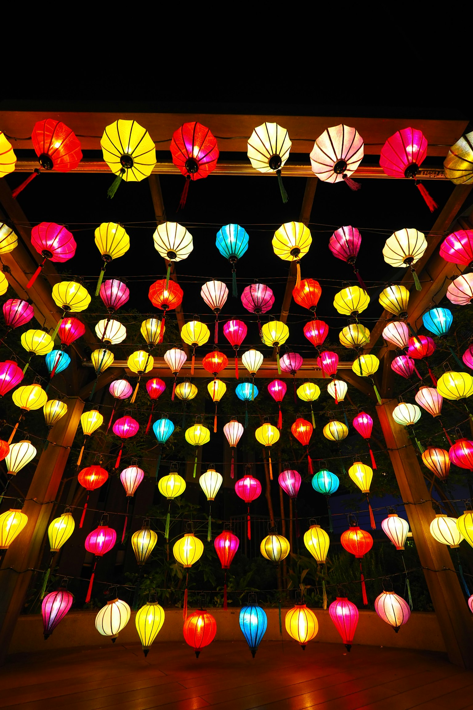 Đèn lồng nhiều màu sắc treo trong cảnh đêm