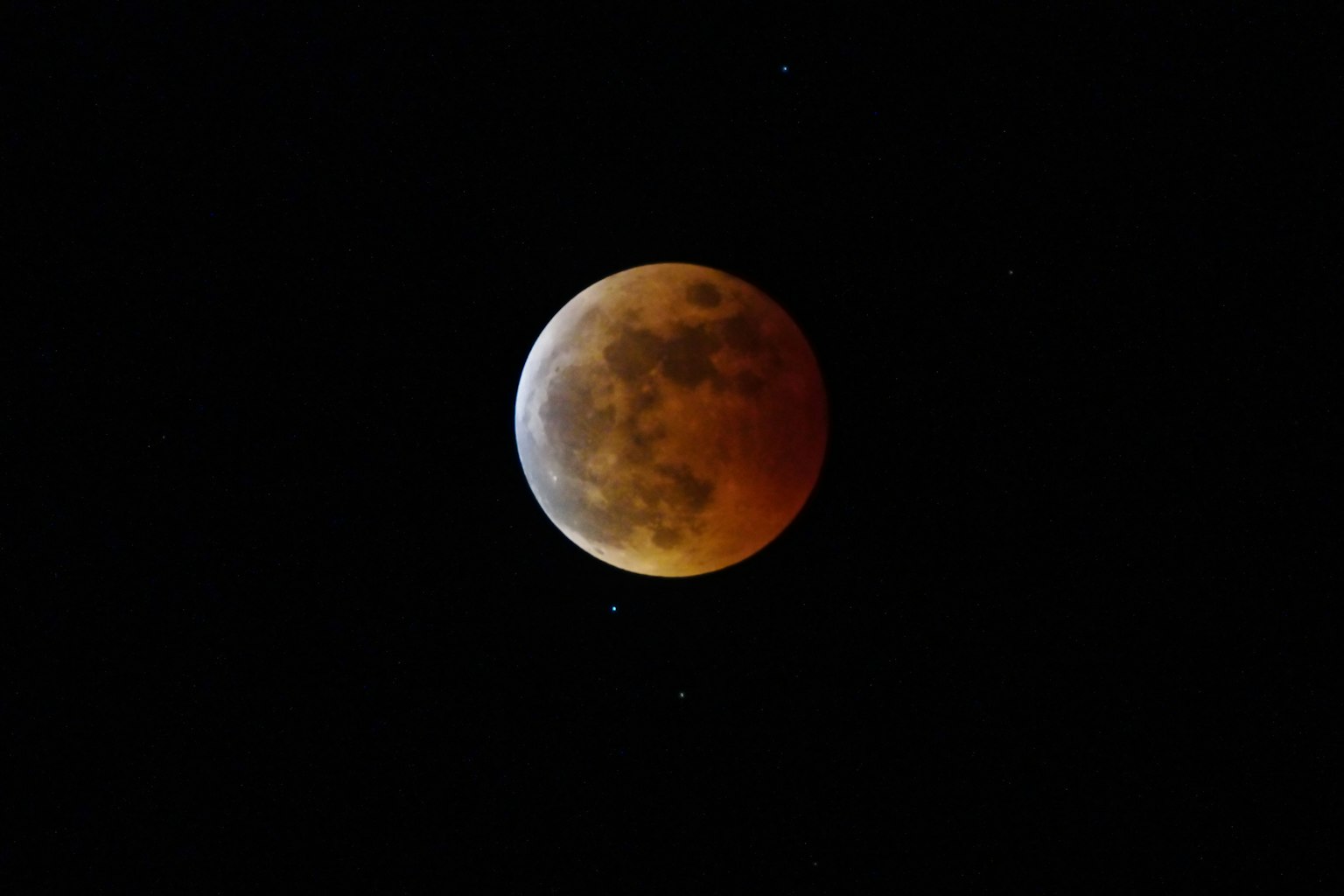 夜空中可見的紅色月亮和星星