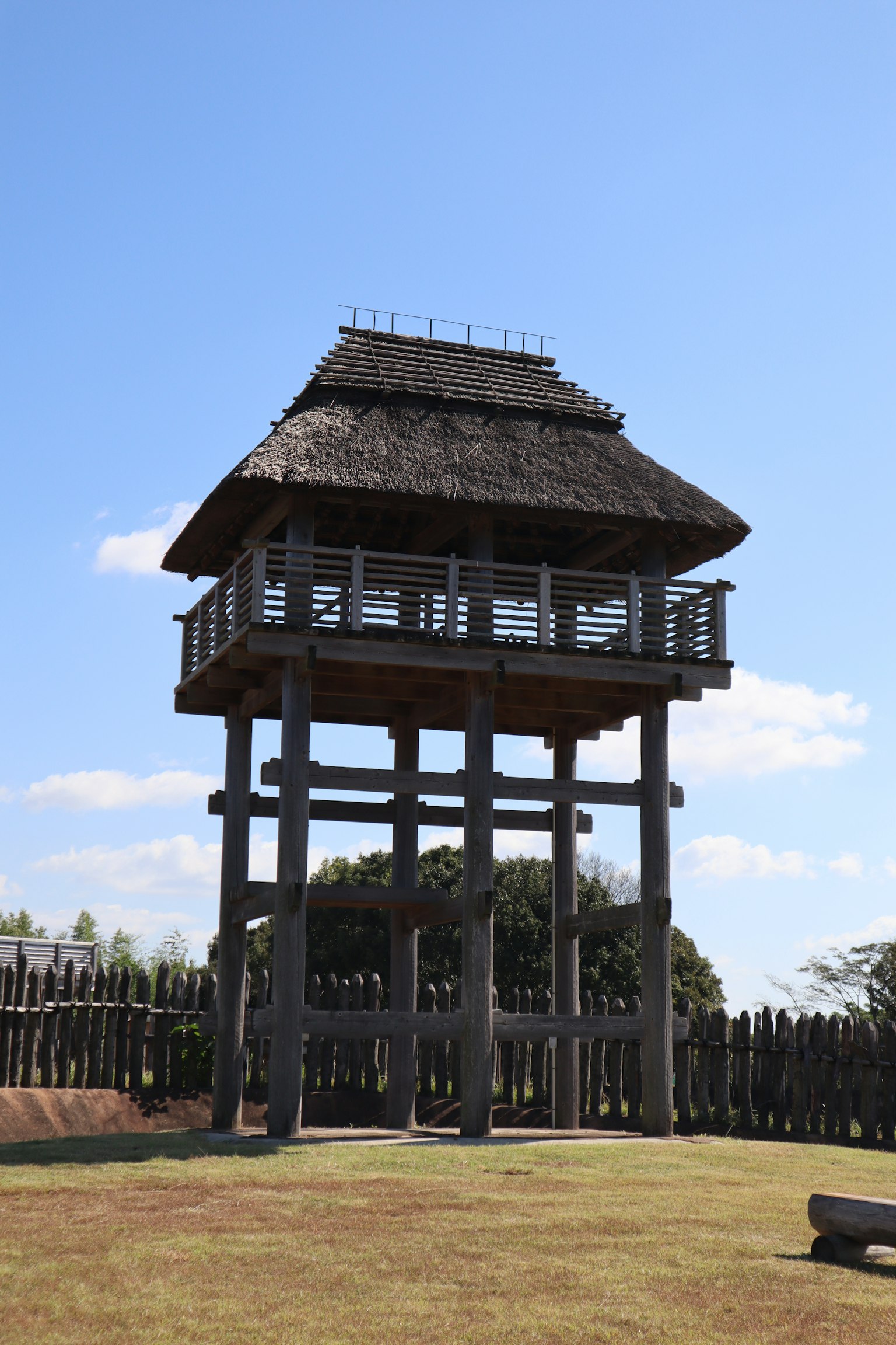 Torre di guardia in legno sotto un cielo blu