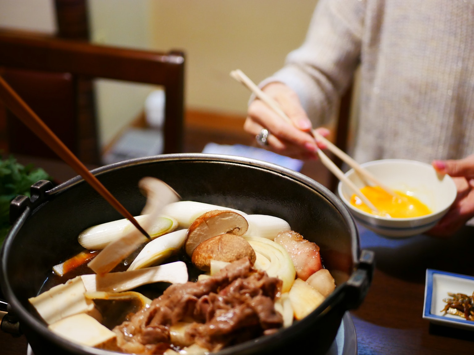Hidangan hot pot dengan daging dan sayuran