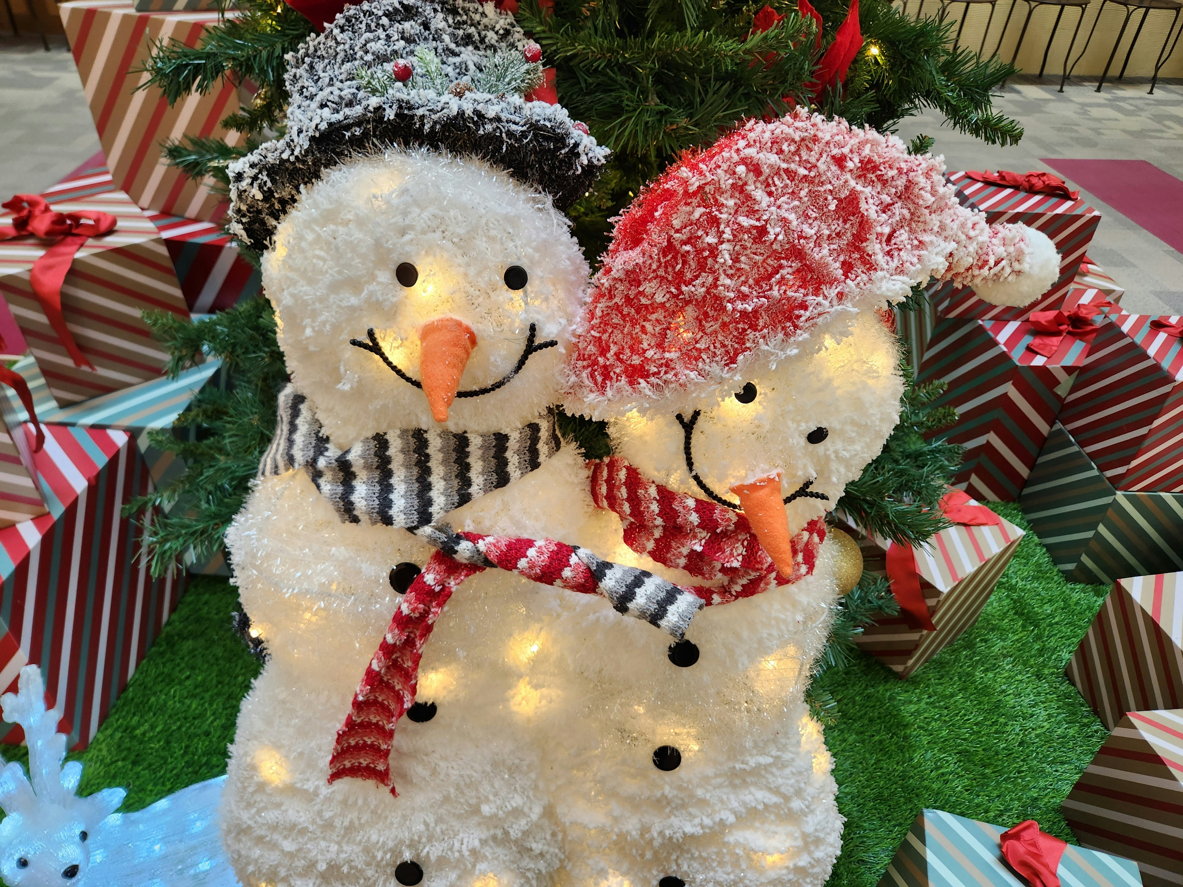 クリスマスの雪だるまとプレゼント箱の飾り