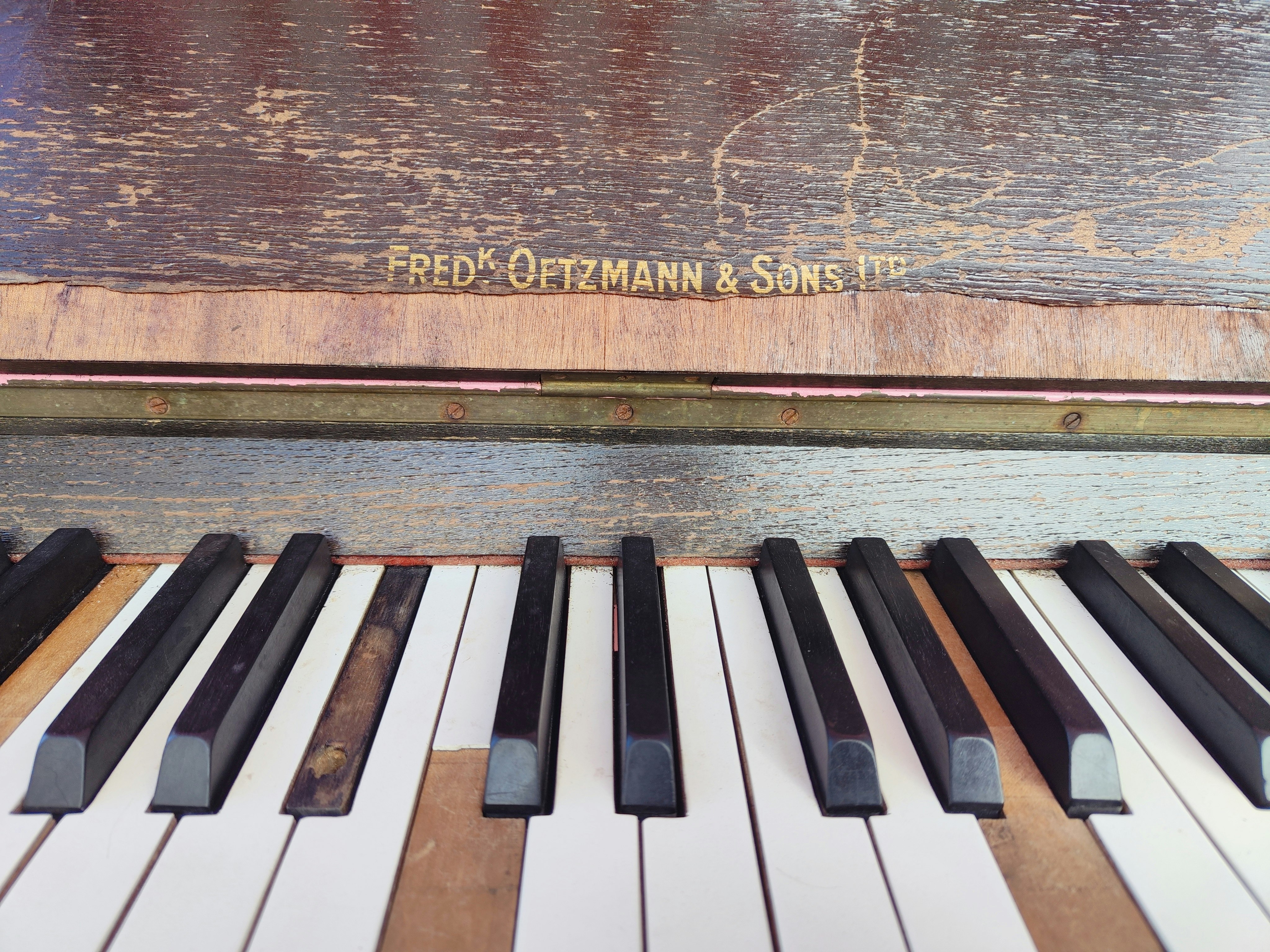 alte Orgel-Tastatur und Holzpaneel im Innenraum