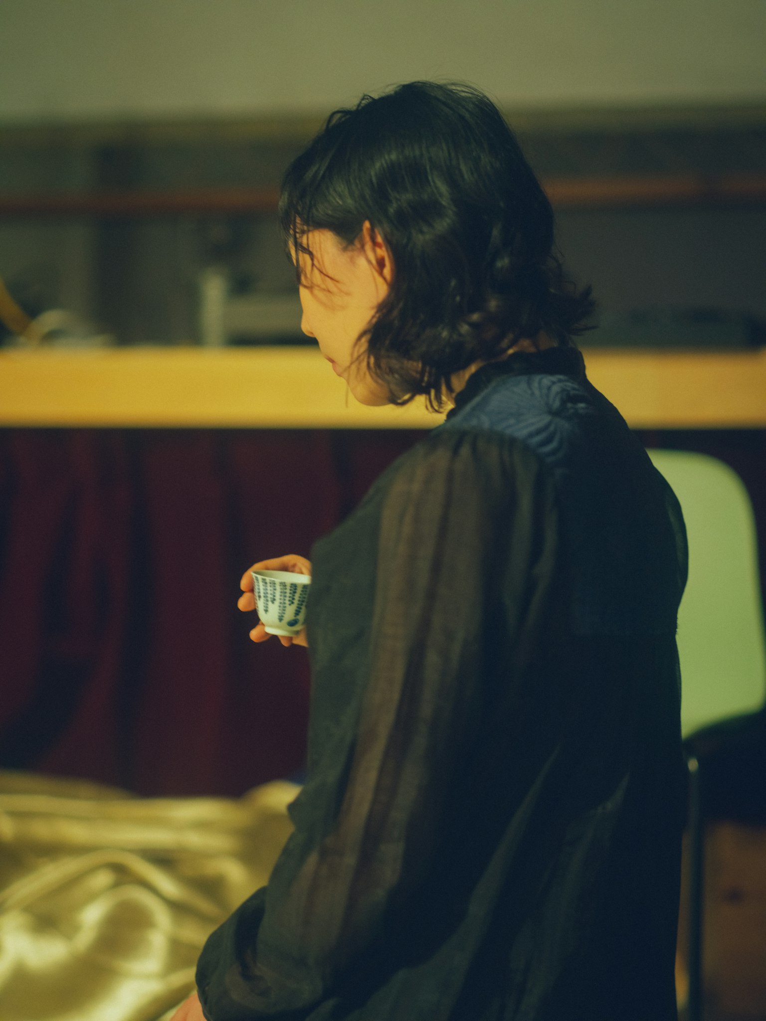 Eine Frau hält eine kleine Tasse in einem Profilbild