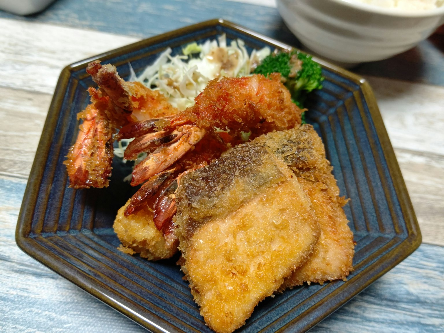 จานปลาและกุ้งทอดเสิร์ฟในรูปแบบเซตอาหาร