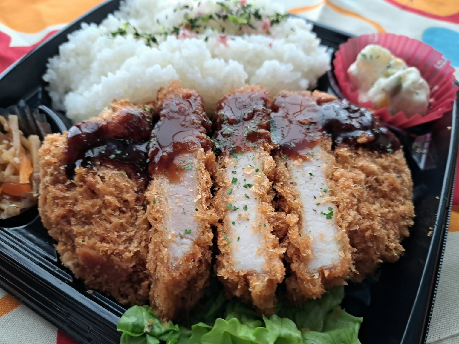 Piring katsu dengan nasi dan pelengkap