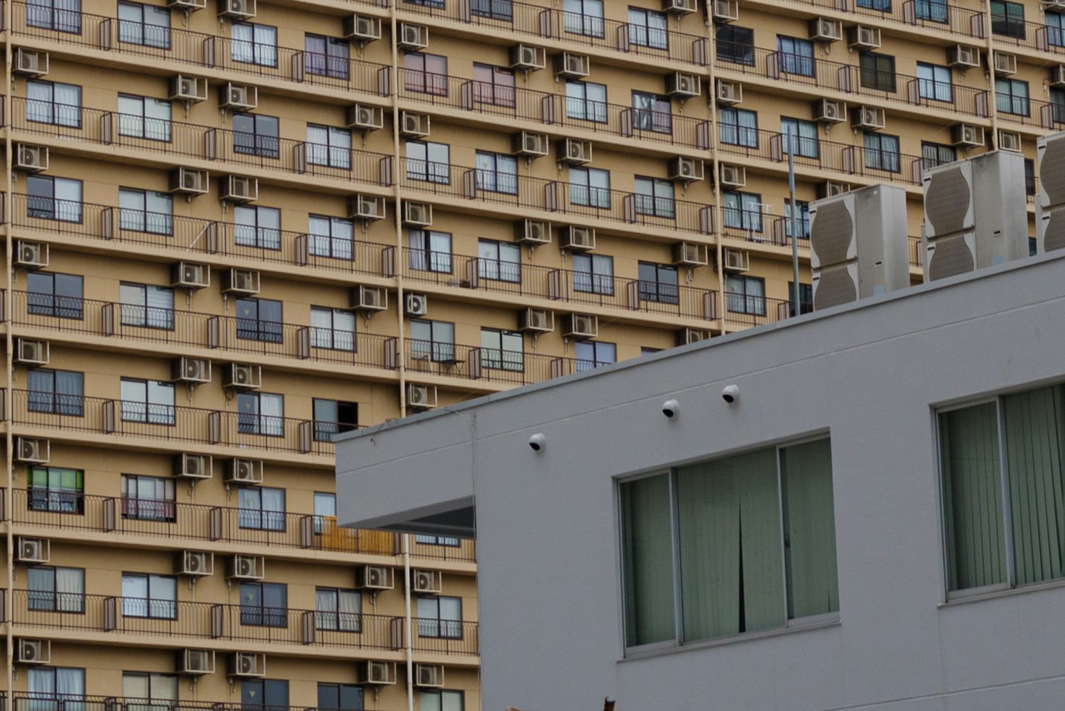 Facciata di un edificio residenziale con unità di climatizzazione