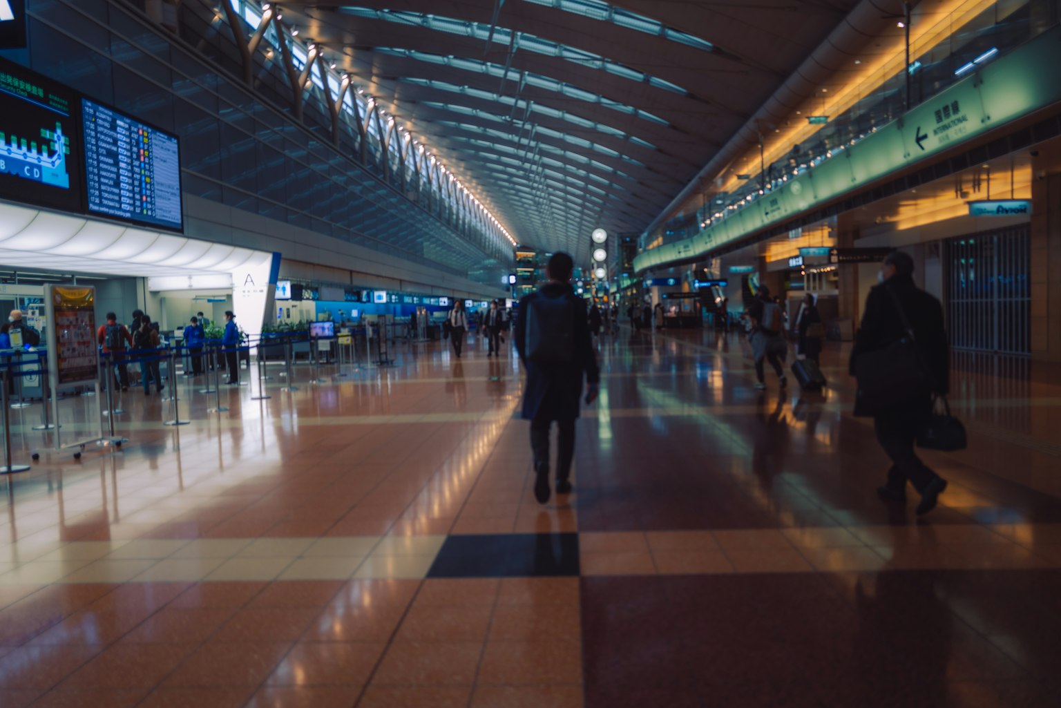 Un terminal d'aéroport animé avec des voyageurs marchant