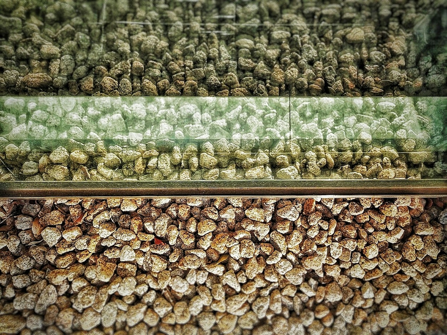 Gambar menampilkan batu kecil berlapis dengan berbagai warna