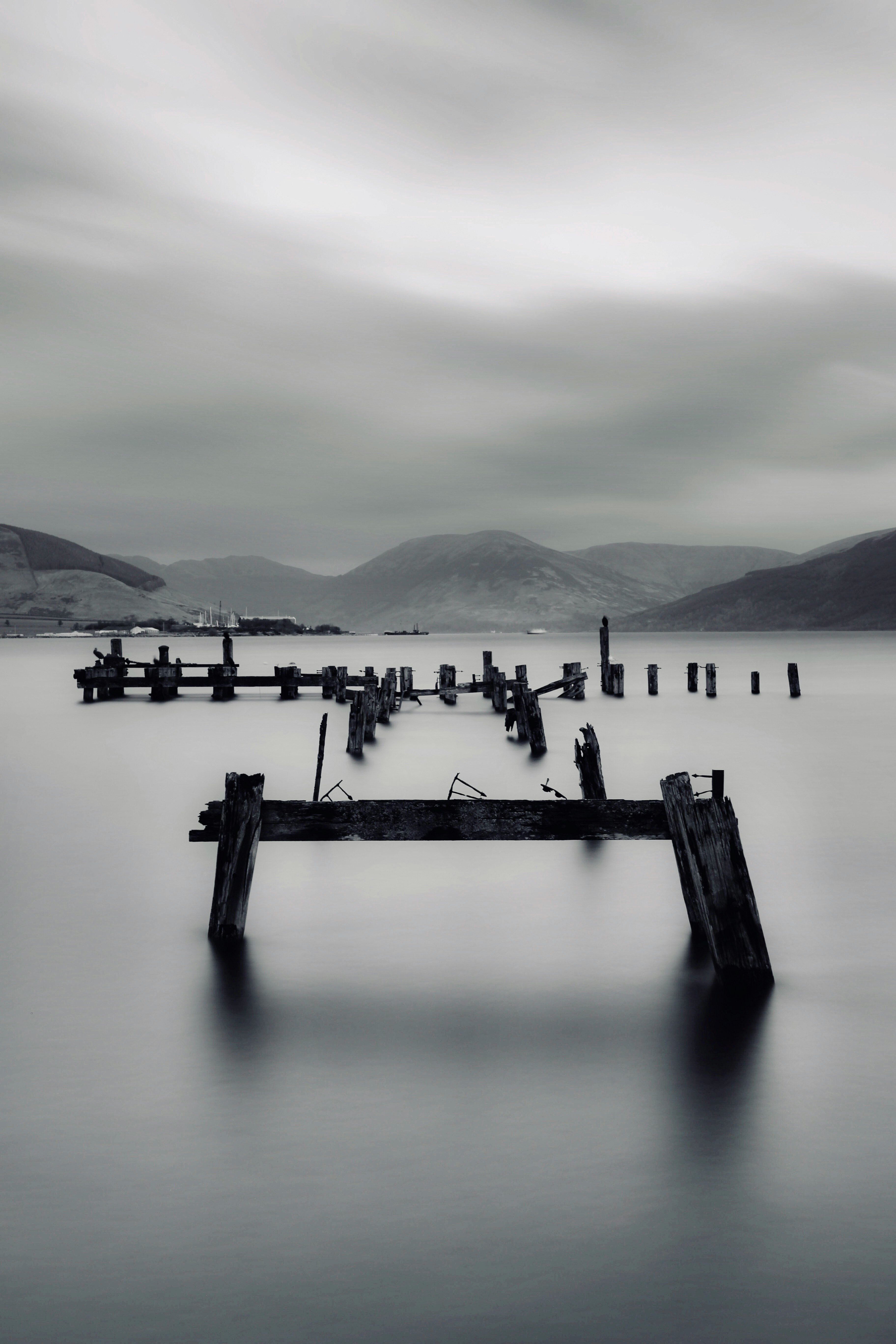 cầu cảng Ardbeg trên đảo Bute, Scotland, nước yên tĩnh và bầu trời u ám