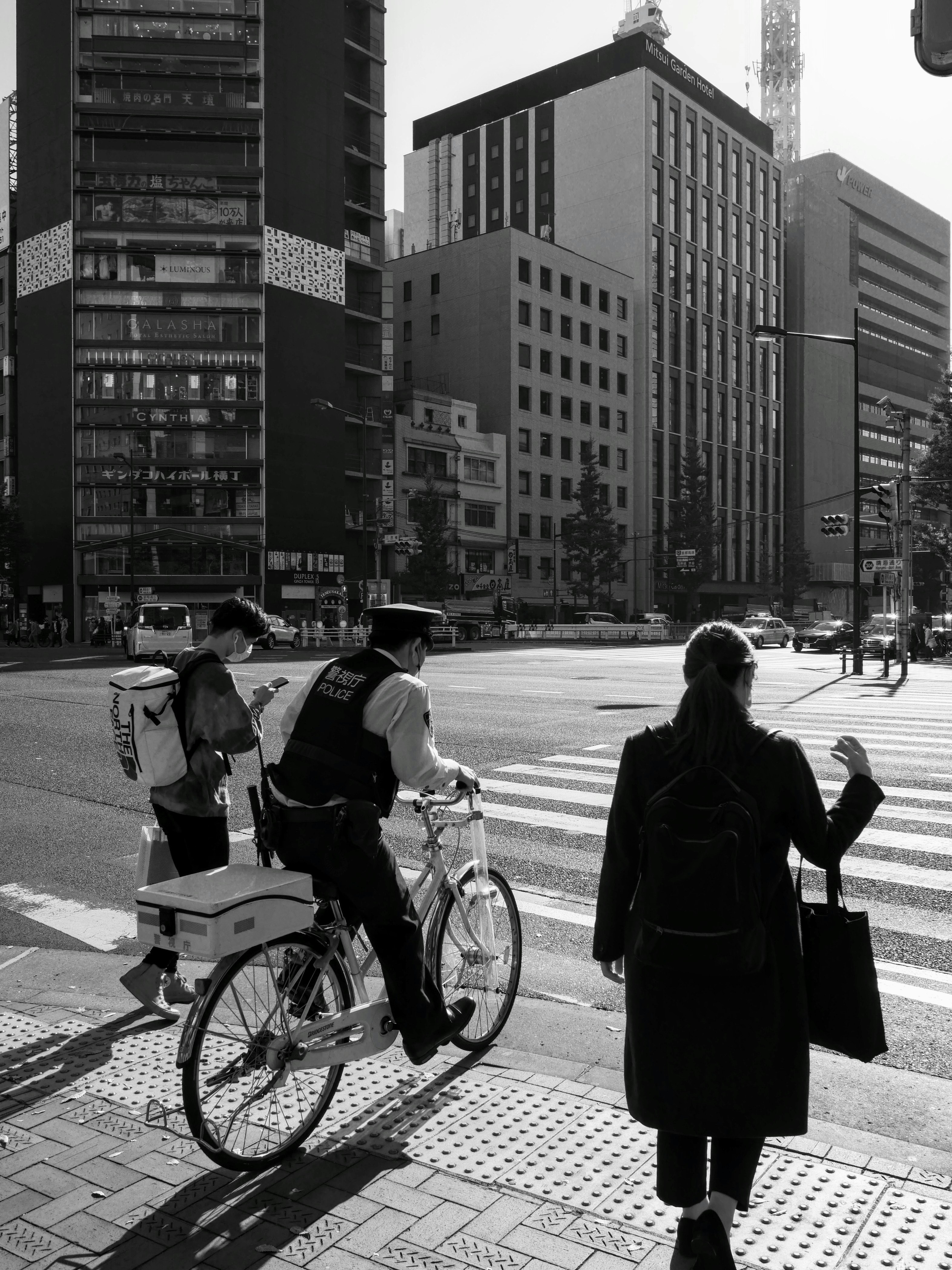 Vạch sang đường ở Ginza với người đi xe đạp và người đi bộ trên phố