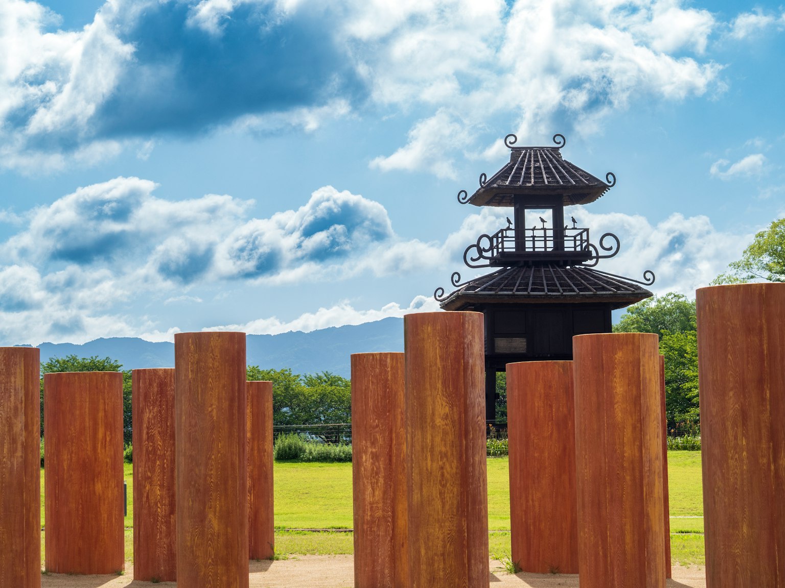 藍天下的傳統日本建築和木柱
