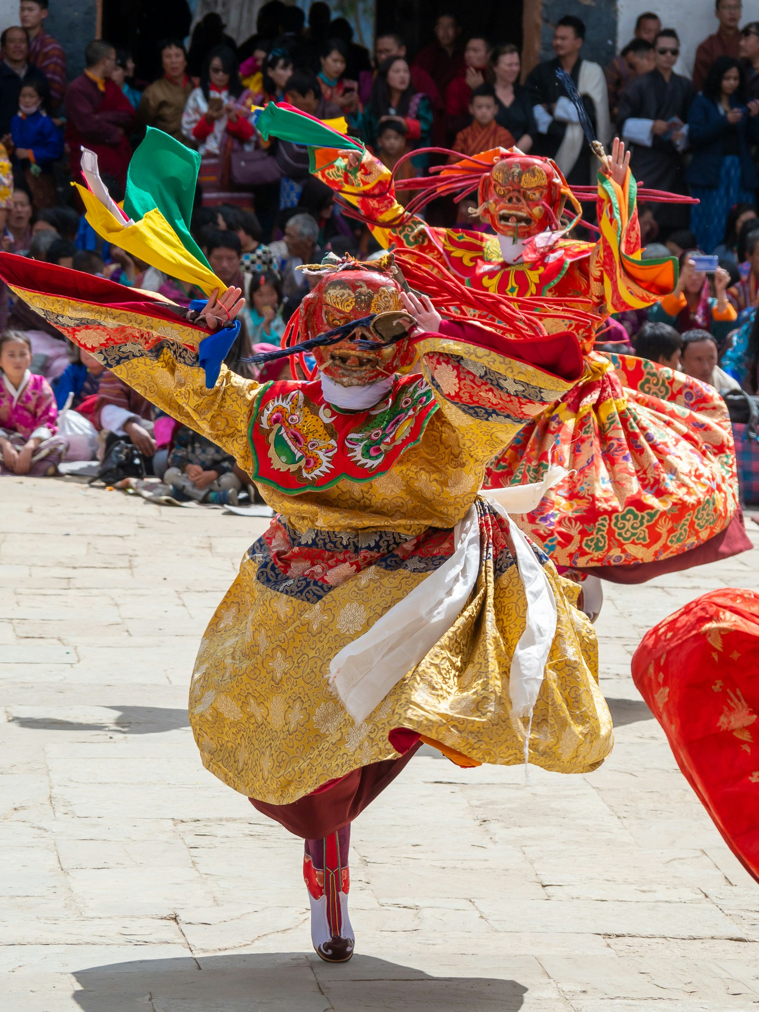 Scena di festival tradizionale con ballerini in costumi colorati