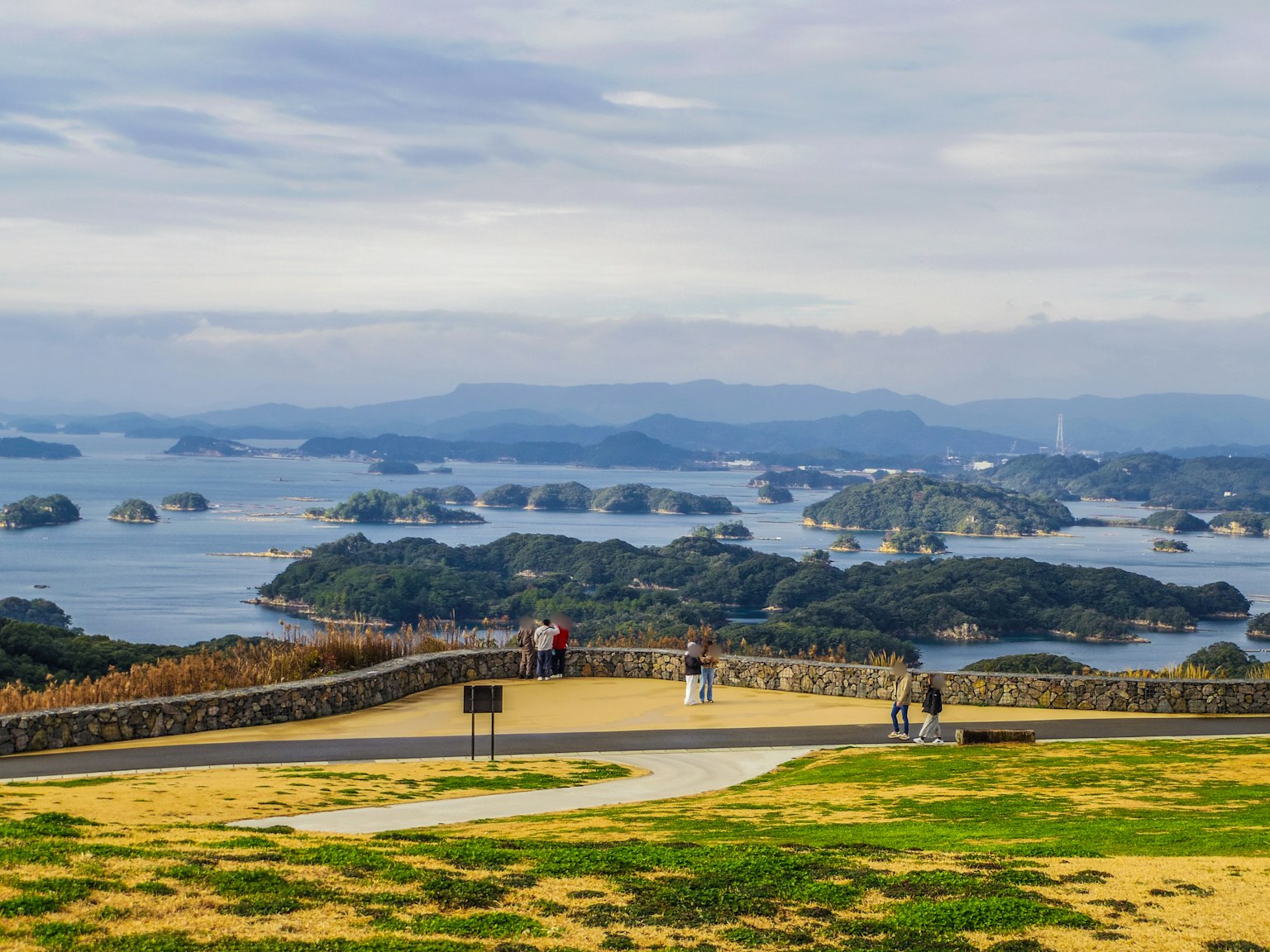 Vue panoramique des îles dans l'océan avec ciel bleu et touristes à un point de vue