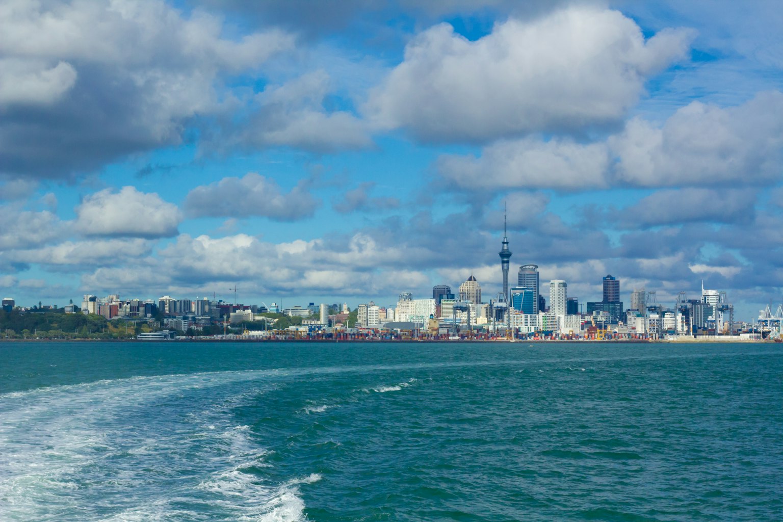 Skyline della città con acqua e nuvole sullo sfondo