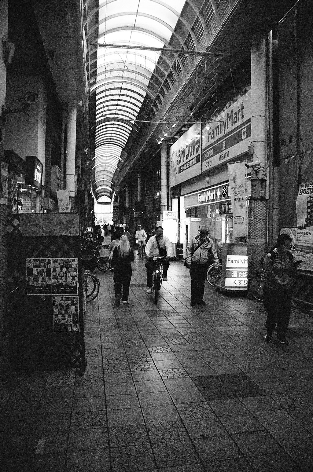 ถนนขาวดำในแหล่งช้อปปิ้งที่มีผู้คนเดิน