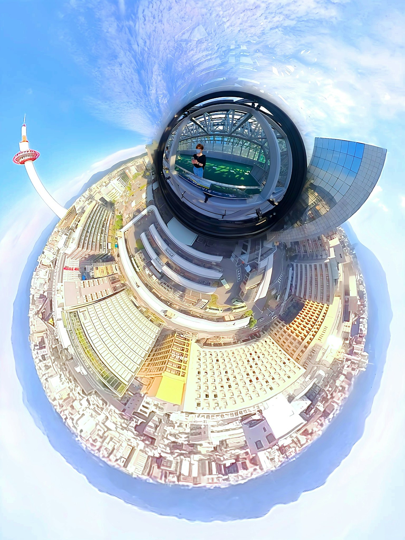 Vue panoramique d'une ville ressemblant à une petite planète avec des bâtiments modernes et une tour