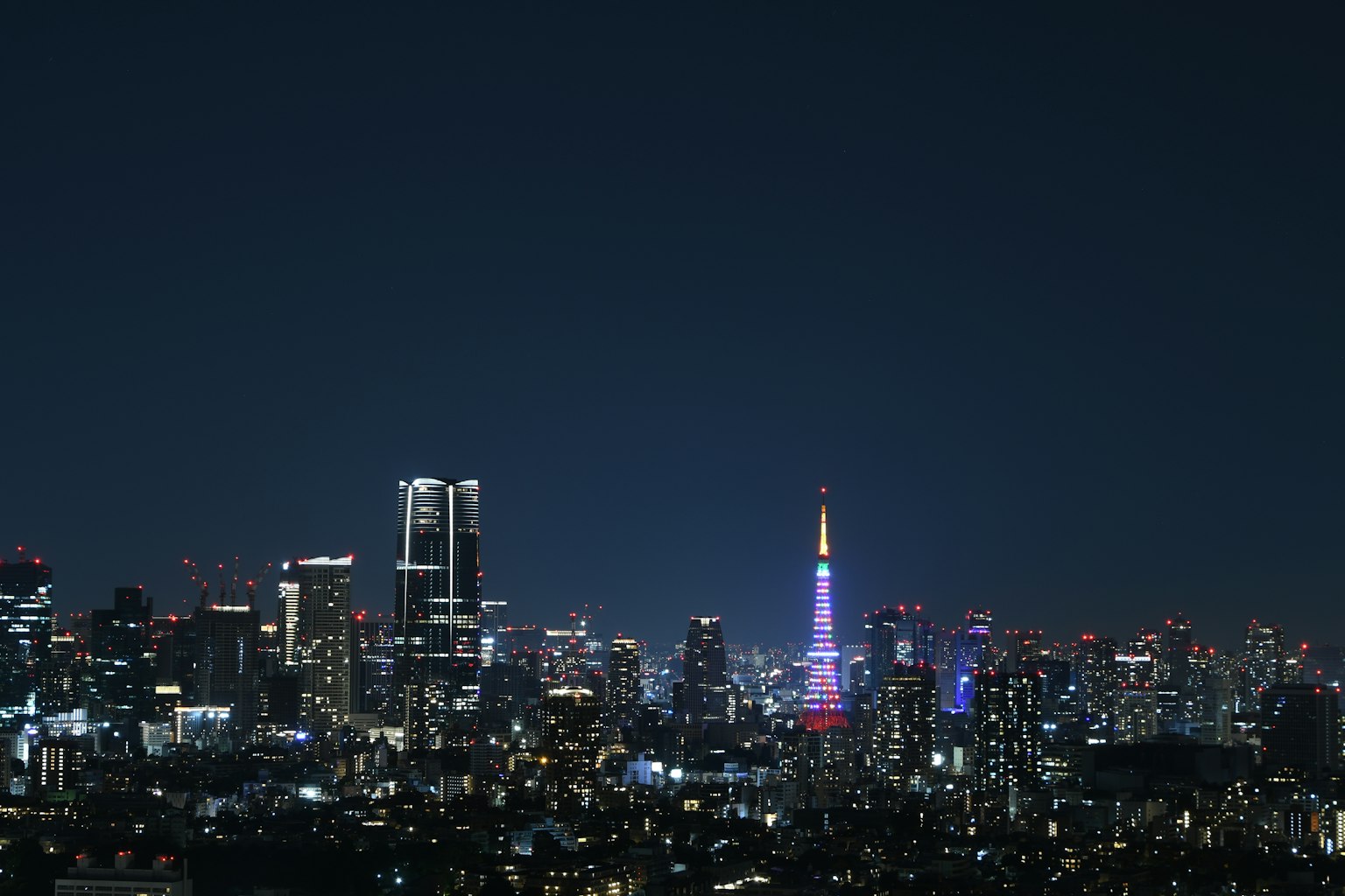 Tour de Tokyo et gratte-ciels la nuit lumières de la ville scintillantes
