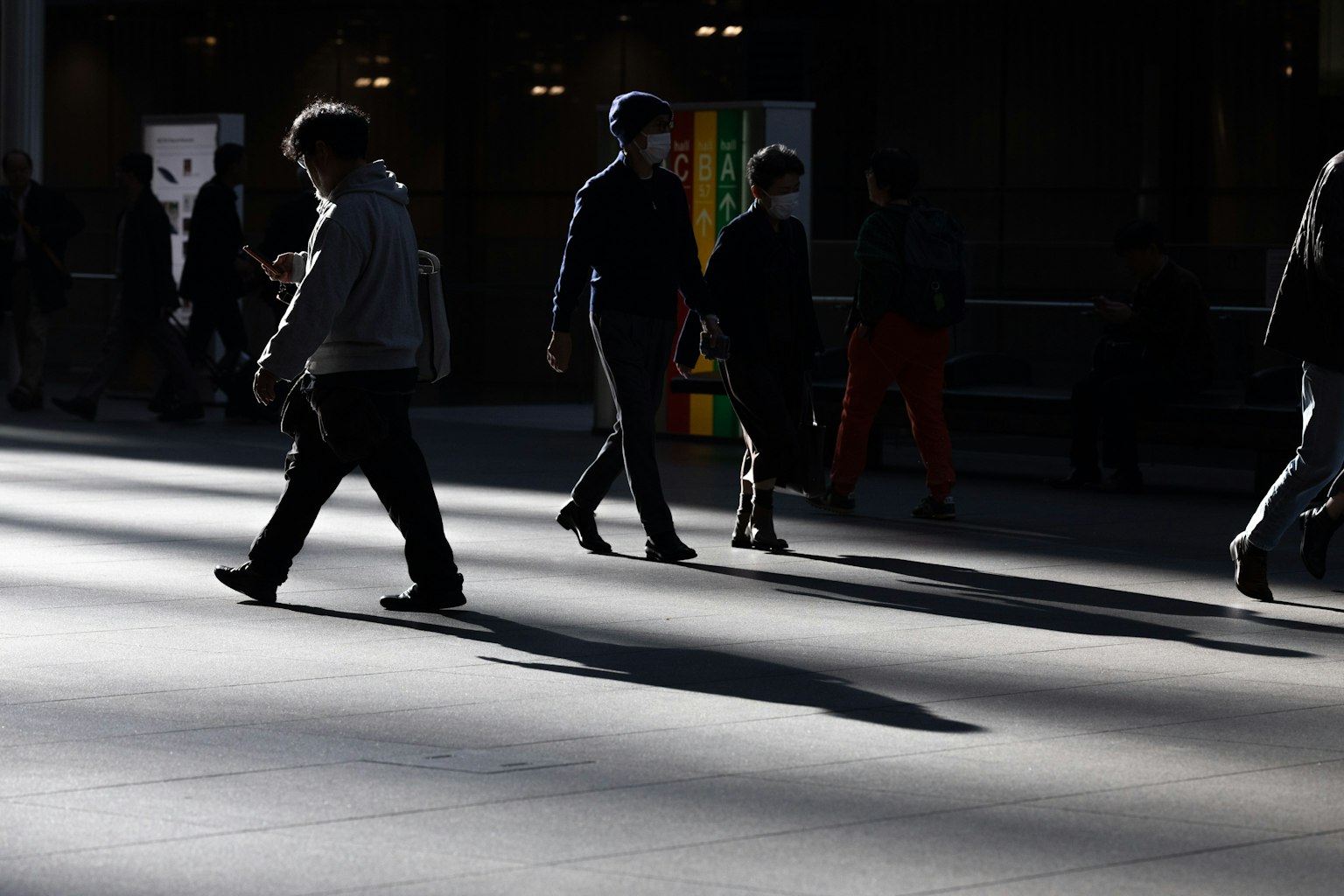 เงาของคนเดินบนถนนที่มีแสงแดด