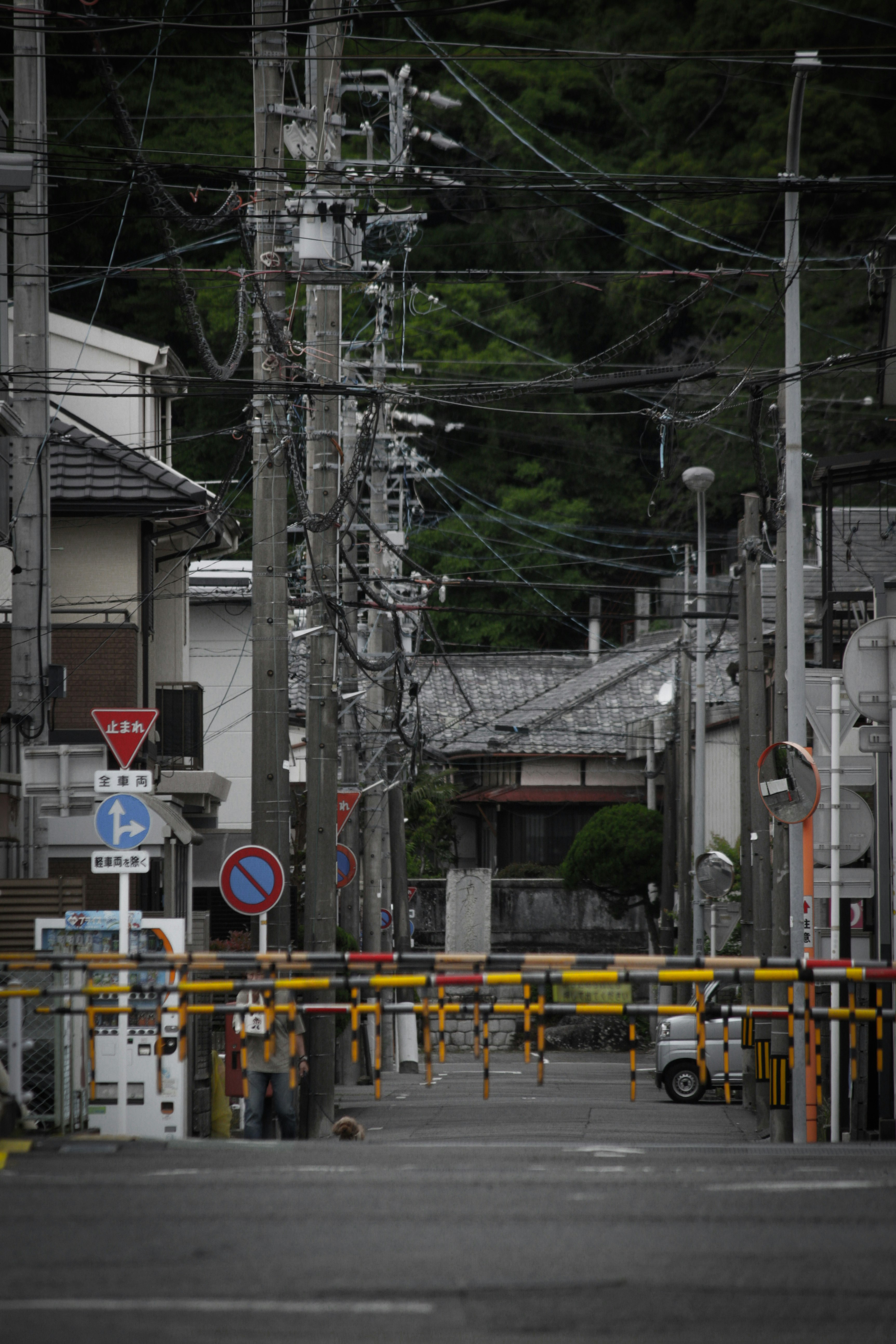 線路の近くを走る閑静な住宅街の踏切周辺