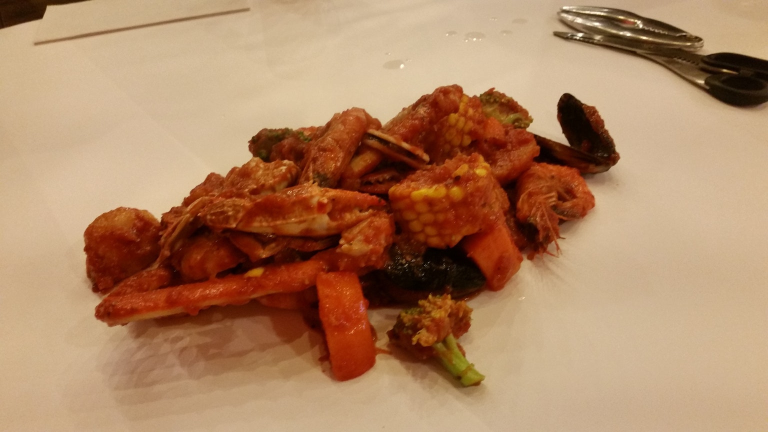 ผักและไก่ผัดเสิร์ฟในจาน