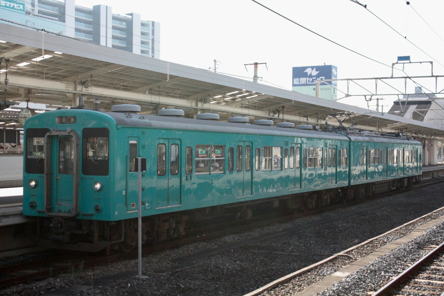 Ein blauer Zug, der an einem Bahnhof steht