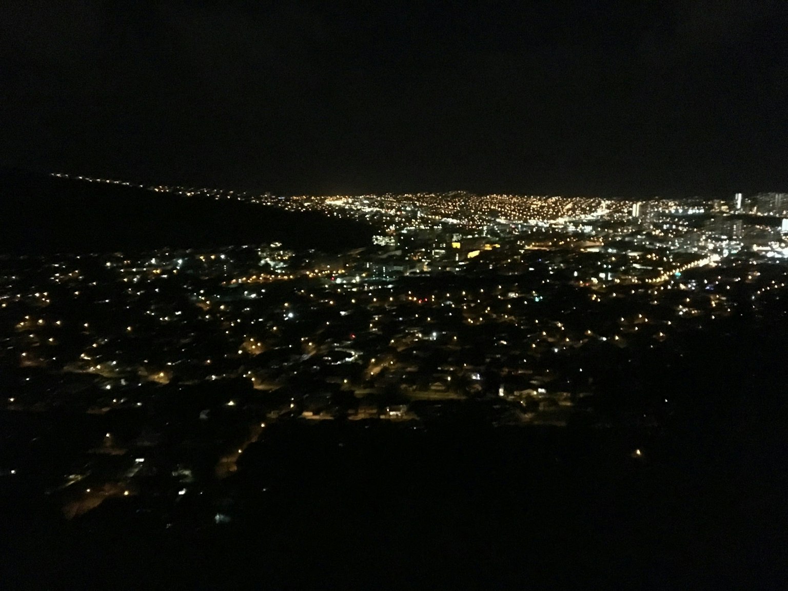 Vista panorámica de una ciudad de noche con luces centelleantes