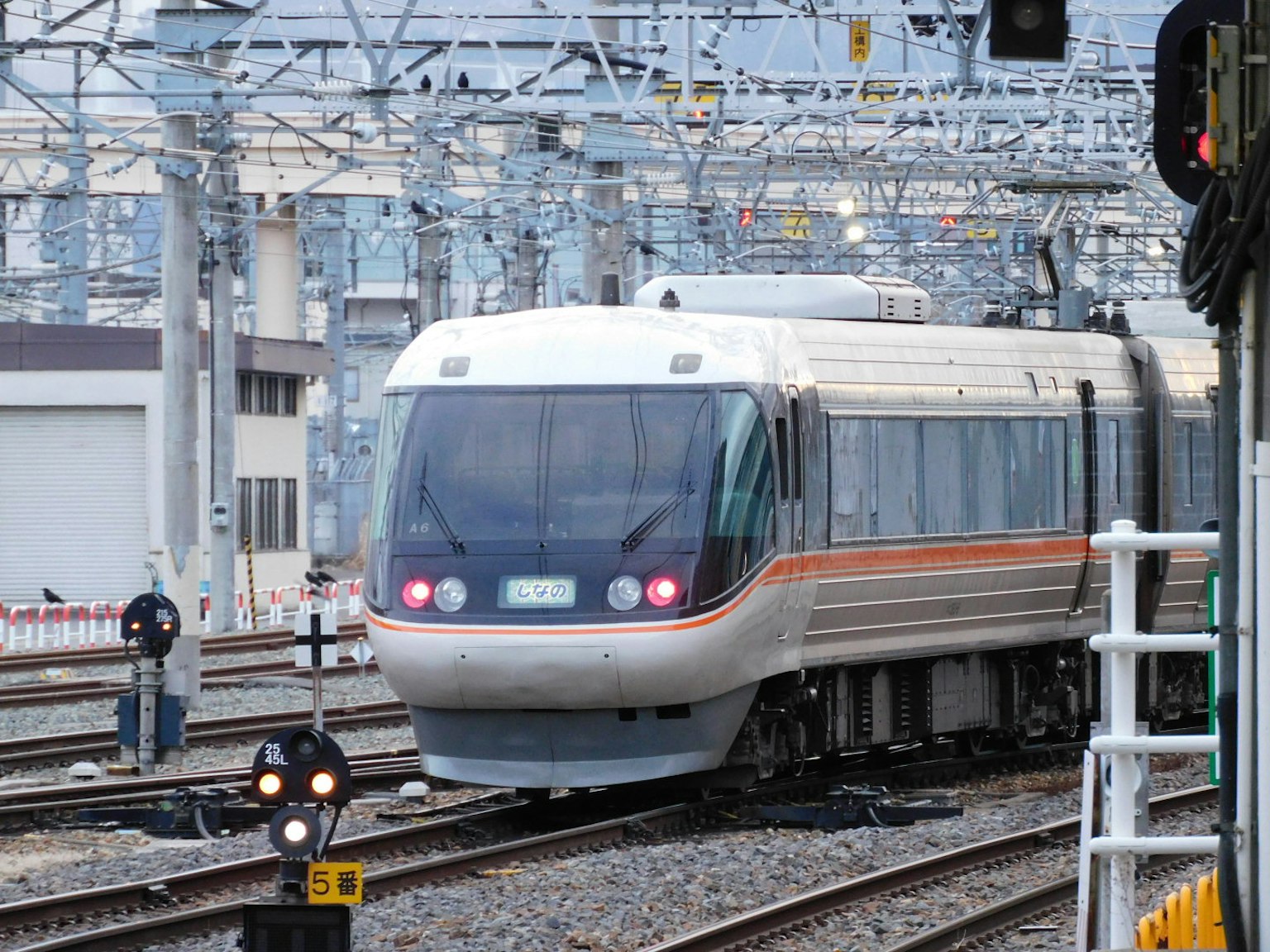 รถไฟทันสมัยที่วิ่งอยู่บนรางรถไฟในสภาพแวดล้อมในเมือง