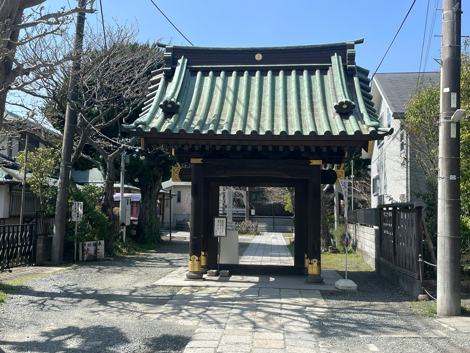 传统日本门口，绿屋顶，宁静环境