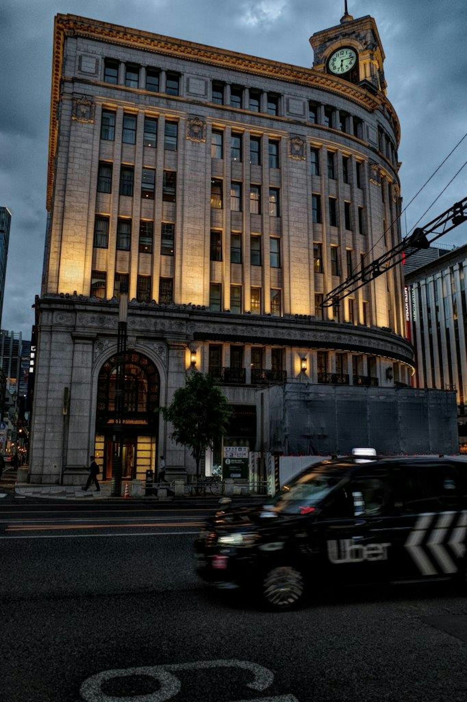 夜間照亮的歷史建築和經過的計程車