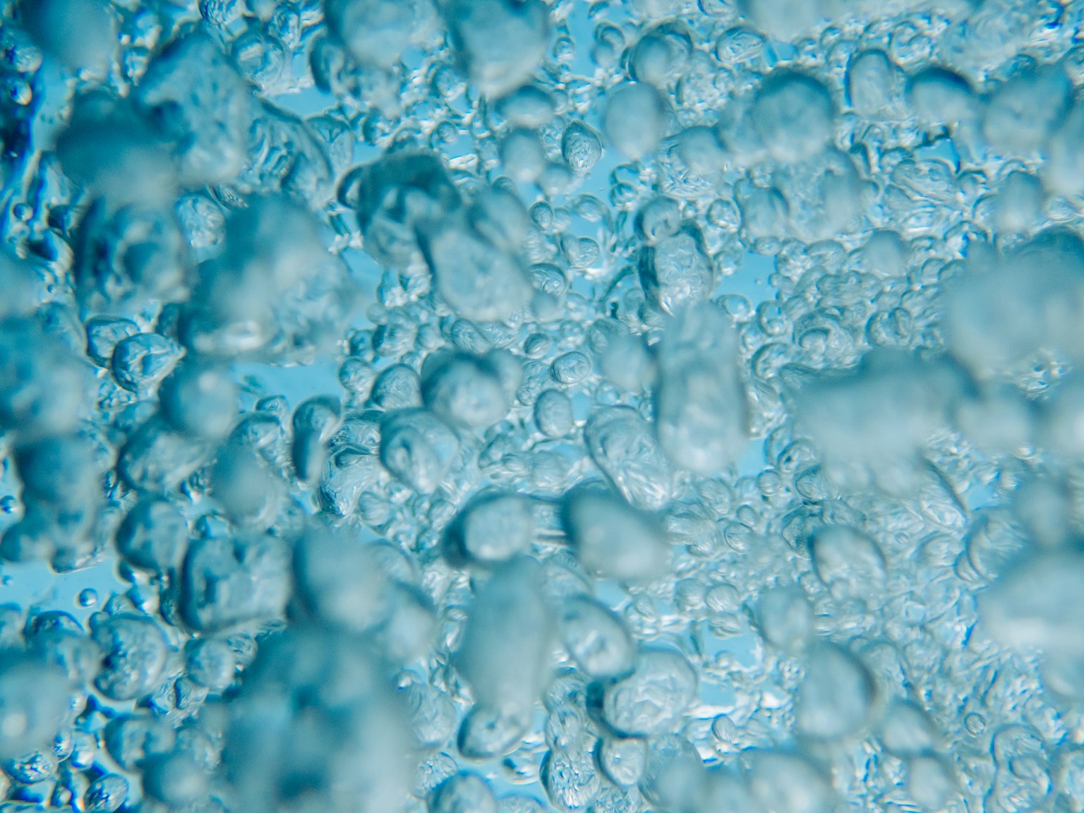 蓝色水中的气泡特写图像
