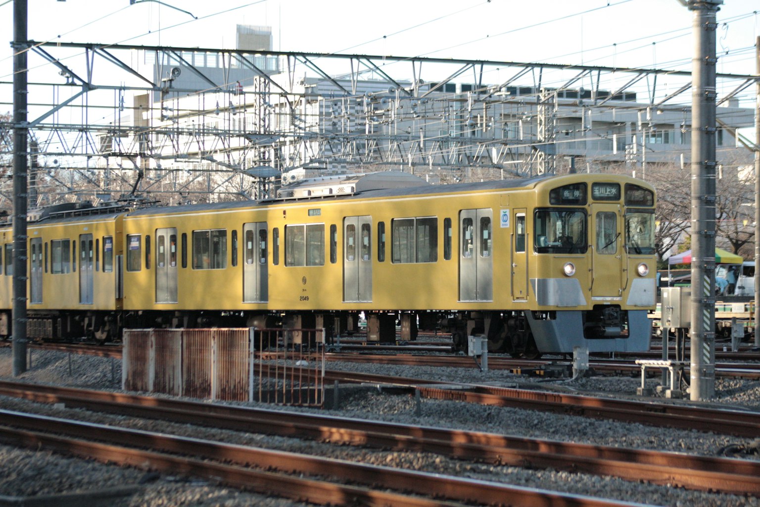 Un train jaune sur les voies ferrées