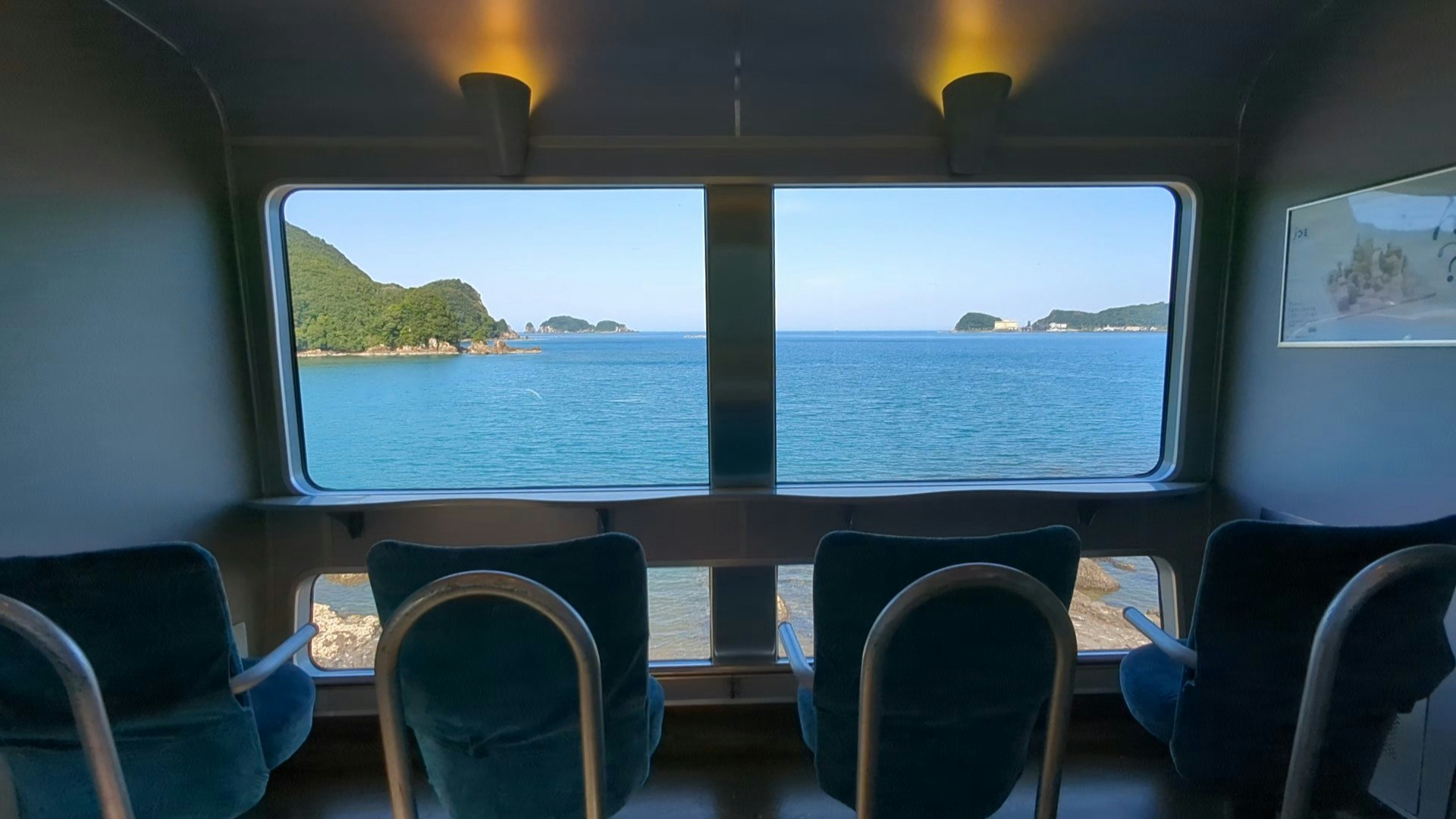 車窓から見える海と島々の絶景をのんびり眺める特急列車の旅