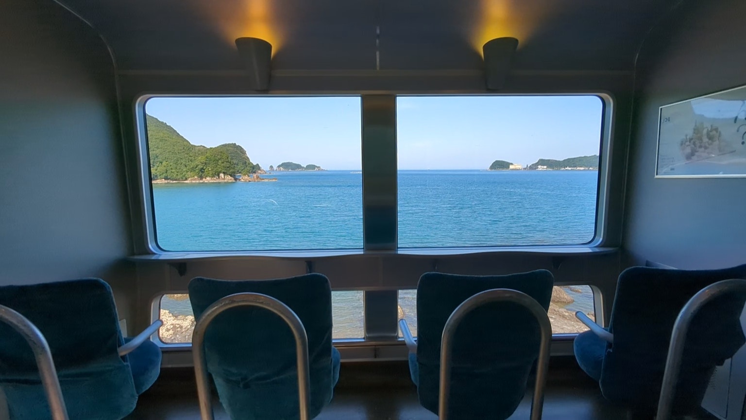 俯瞰海洋的窗户座位区