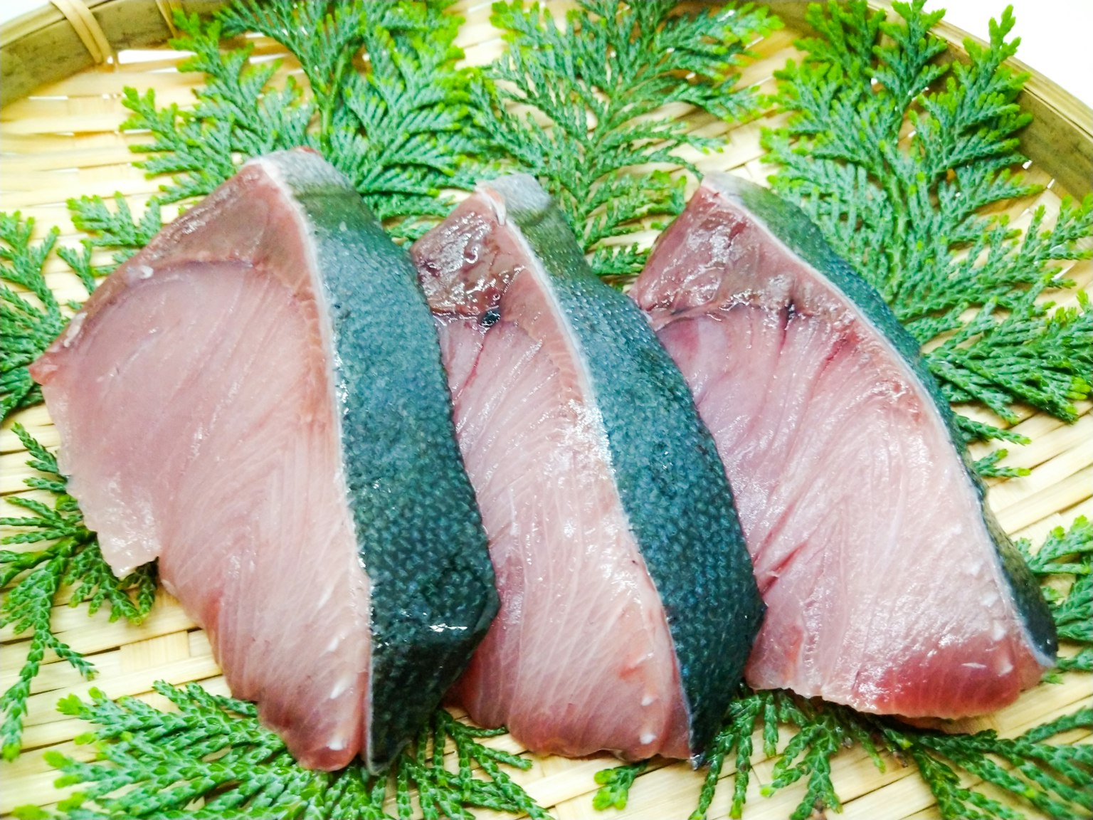 신선한 생선 필렛이 녹색 잎 위에 놓여 있다