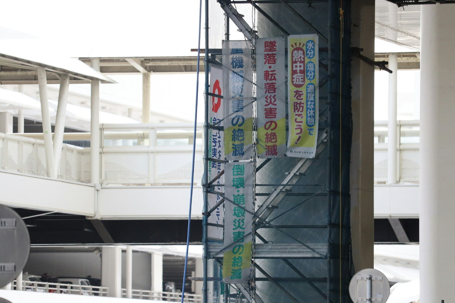 Scaffold menampilkan tanda konstruksi dan struktur stasiun