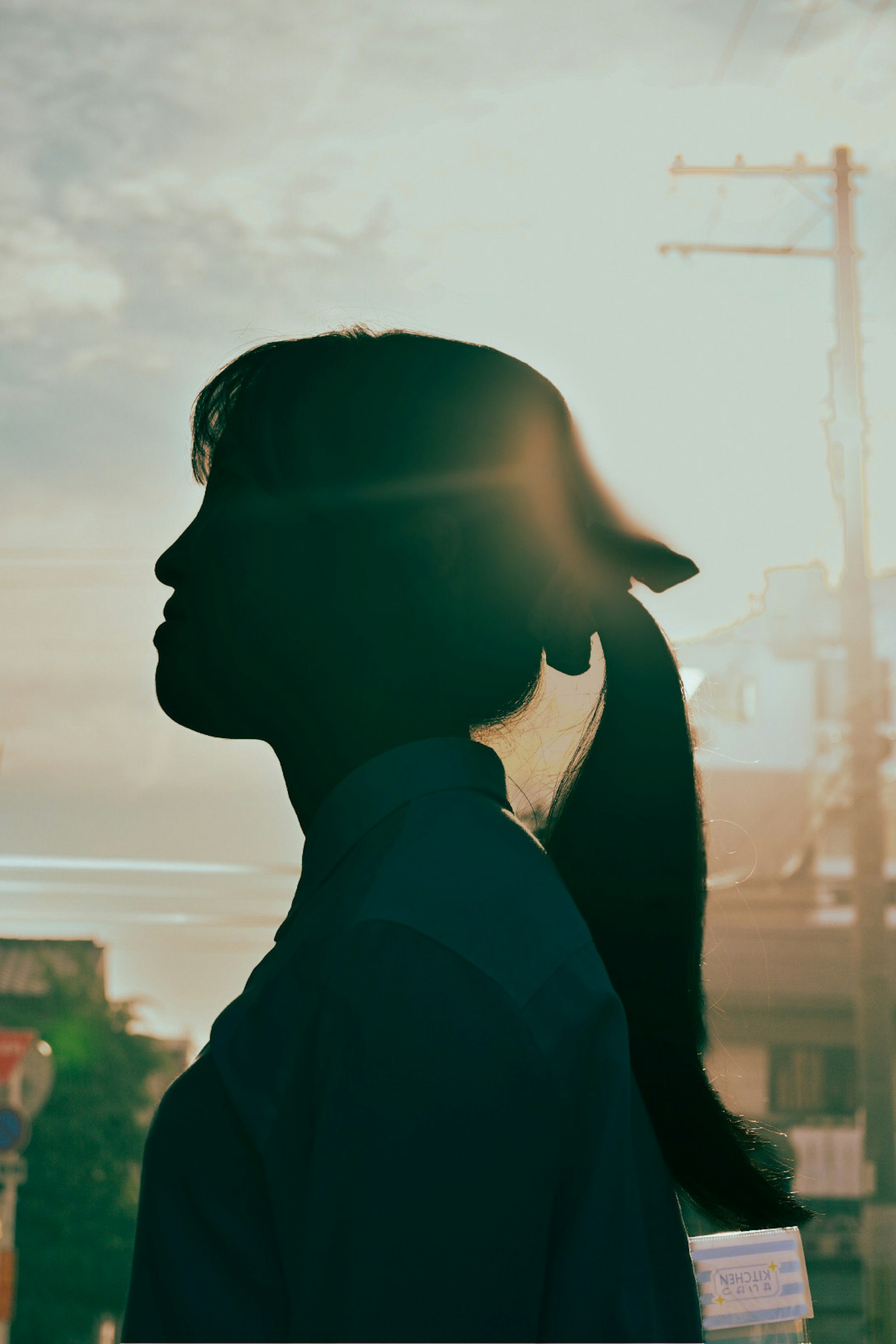 夕陽下側身站立的女性輪廓