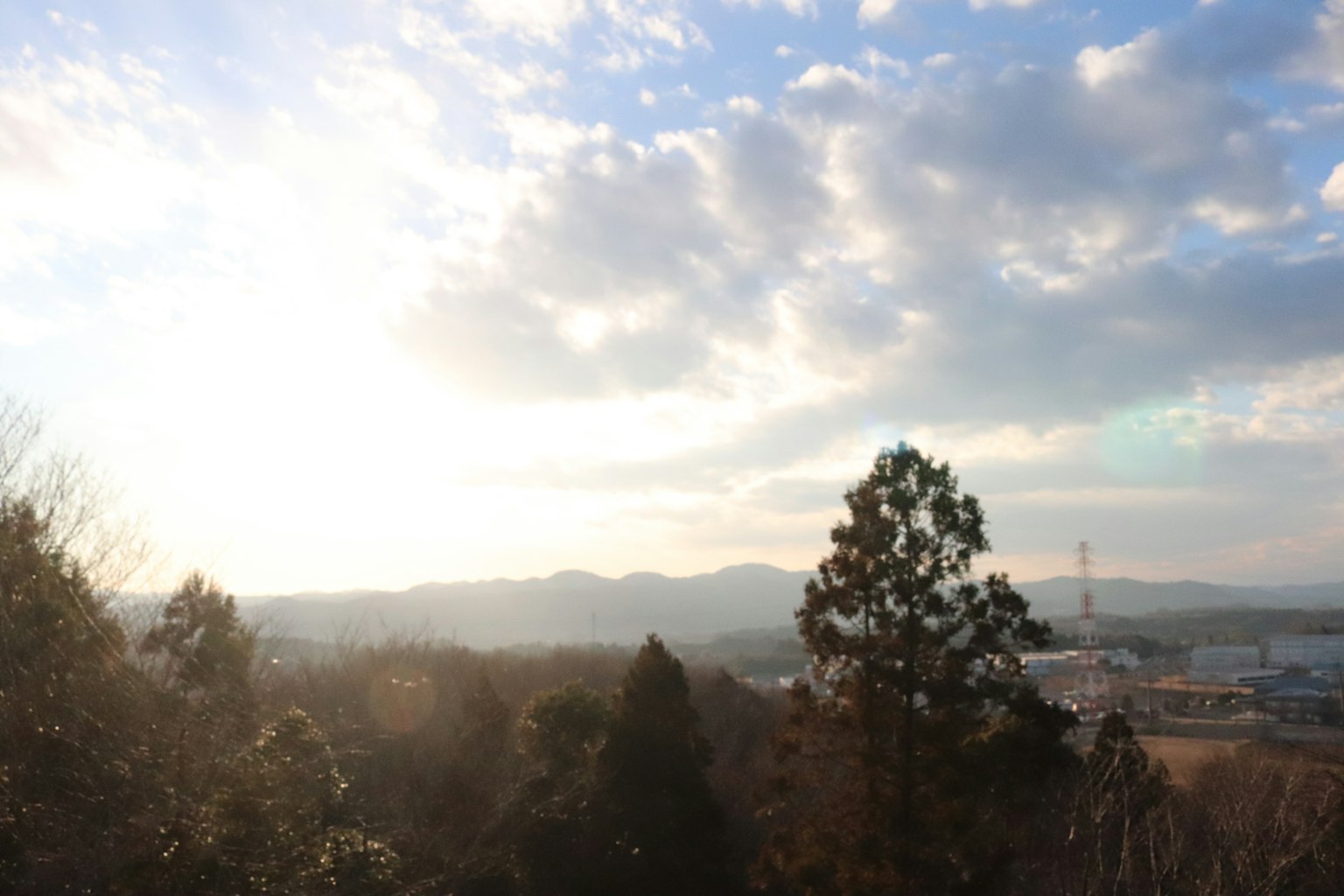 Abendlandschaft mit blauem Himmel und Wolken, die entfernte Berge zeigen