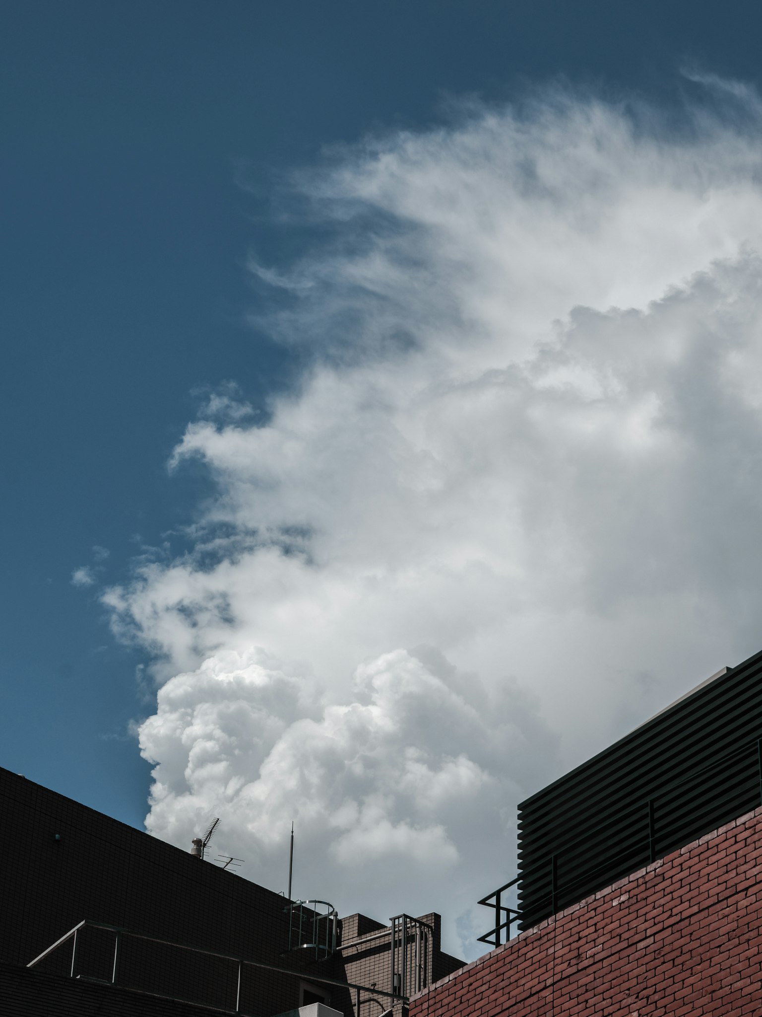 藍天上方的白雲與城市建築