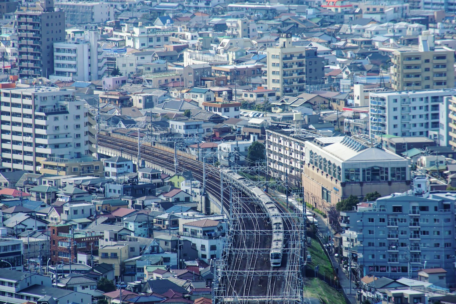 ทิวทัศน์เมืองที่มีรางรถไฟและอาคาร